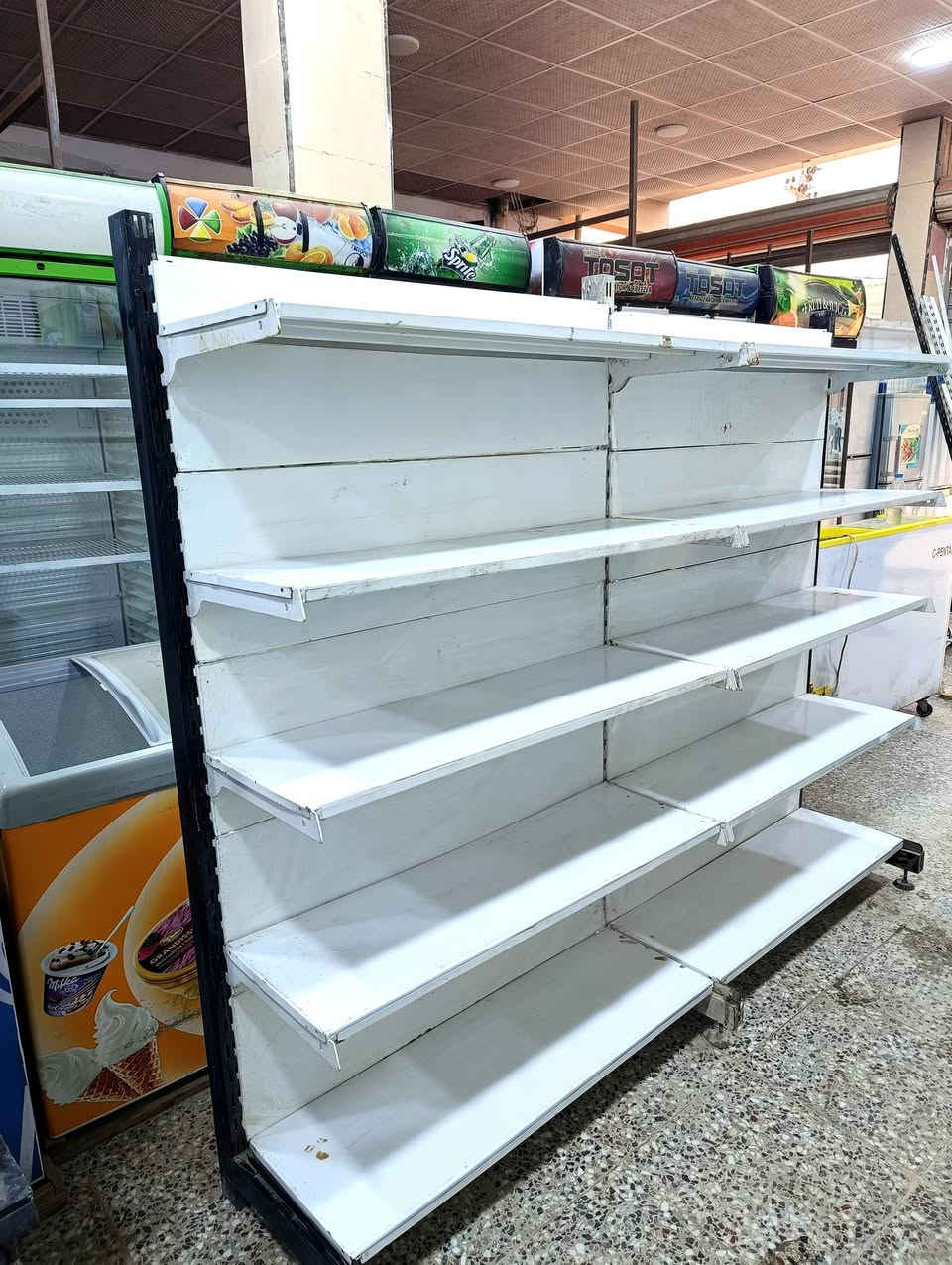 رفوف جانبي الابيض مترين والاسود متر حله ابي غرق للاستفسار ***********. ***********
