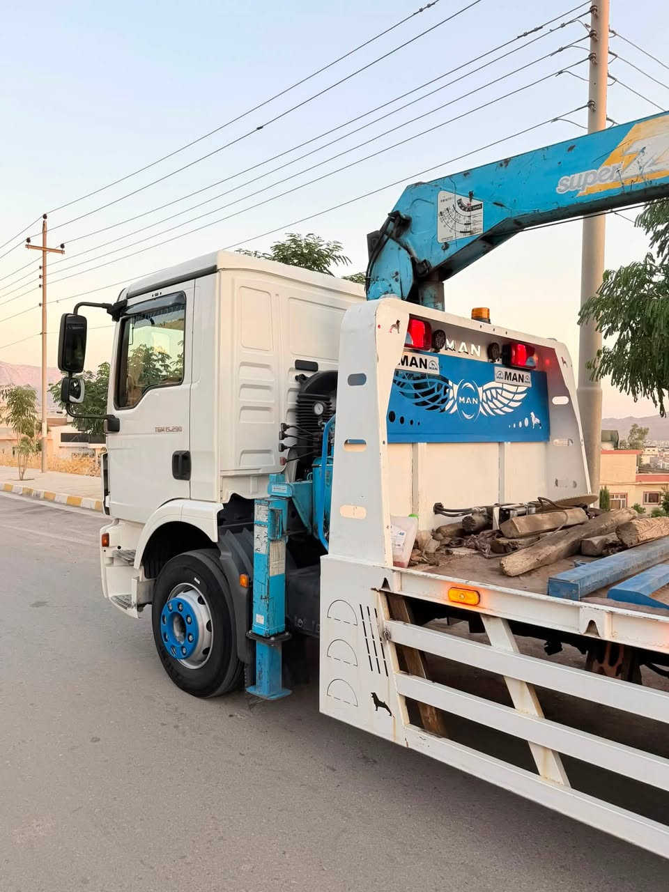📢 کرین فلات مان بۆ فرۆشتن 📢
تایبەتمەندییەکانی ئۆتۆمبێلەکە:
 جۆر و مۆدێل: مان بیرڤان مۆدێلی 2015
 گێڕ: ئۆتۆماتیک
 تەبرید: تەبریدی بیلاد (زۆر سارد) ❄️
 گەرمی: بۆیلەر (شۆفاژ) کاردەکات
 سیستەم: دگمە هاف + ئستۆپ هاڤ
 جامەکان: کارەبایی ⚡
 ژێرخانی ئۆتۆمبێلەکە: پێشەوە وەرەق (سپرینگ)، دواوە چوپ (باڵۆن)
تایبەتمەندییەکانی بۆدی و کرینەکە:
 کرین: سۆپەر زیت 360 (بزاوتی تەواو) 🔄
 سلایت: 4 سلایت (تێلسکۆپ)
 جەکەکان: جەکی ژێر سینی هەیە بۆ دڵنیایی و جێگیری زیاتر 🏗️
 درێژی بۆدی: 6 مەتر و 50 سانتیمەر
 پانی بۆدی: 2 مەتر و 50 سانتیمەر
📌 ئۆتۆمبێل و کرینەکە لەوپەڕی ئامادەییدان و بە شەرت و فەحس دەدرێن.
📞 بۆ زانینی نرخ و زانیاری زیاتر، نامە بنێرن یان پەیوەندی بکەن بەم ژمارەیەوە: ***********
***********

📢 كرين فلات مان للبيع 📢

المواصفات والسيارة:
 النوع والموديل: مان بيرفان موديل 2015
 الجير: أوتوماتيك
 التبريد: تبريد بلاد (ثلاجة) ❄️
 التدفئة: بويلر شغال
 النظام: دكمة هاف + ستوب هاف
 الجام: كهرباء ⚡
 السيستم: الأمامي ورق (سبرنغات)، الخلفي جوب (منافيخ)
مواصفات البودي والكرين:
 الكرين: سوبر زيت 360 (دوران كامل) 🔄
 السلايت: 4 سلايت (تلسكوب)
 الجكات: يوجد جك تحت السينية للأمان والثبات 🏗️
 طول البودي: 6 متر و50 سنتيم
 عرض البودي: 2 متر و50 سنتيم
📌 السيارة والكرين بجاهزية تامة وبشرط الفحص.
📞 للاستفسار والسعر، يرجى المراسلة أو الاتصال على الرقم: ***********
***********
