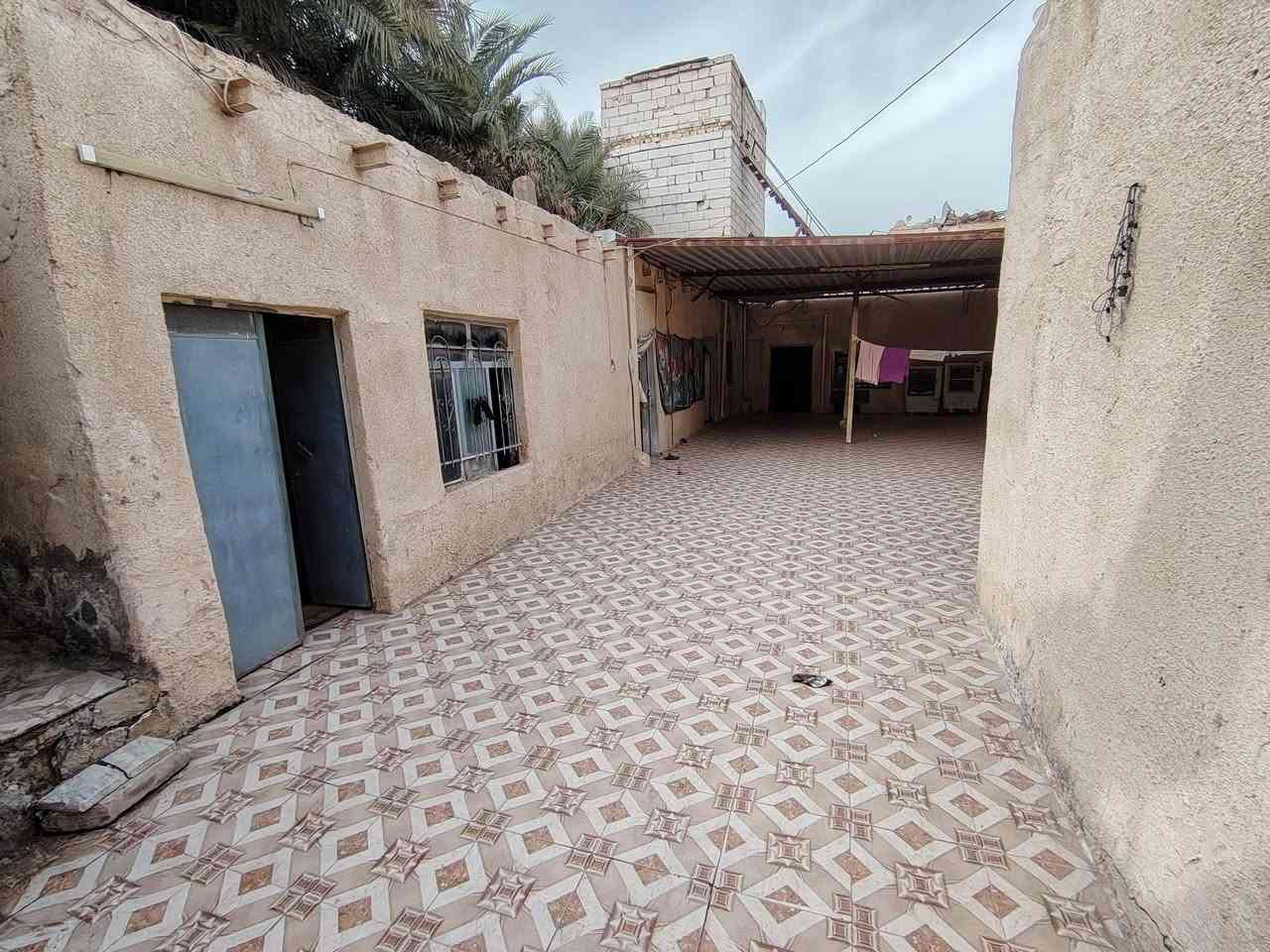 سلام عليكم بيت طابو صرف 150 متر طابو و 150 فضله وياه يعني مجموعه مساحة البيت 300
عنوان شارع 30 قرب المخبز بي 5  غرف نوم +صاله +براني

+مخزن ثنين + صحيات عدد ثنين + طارمه جبيره +مطبخ 

***********
