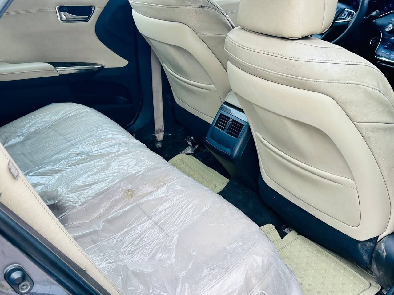 السلام عليكم 🇩🇪🇩🇪🇩🇪
mercedes _ benz 
‏Cla 250  
ارغب حجم بهذا النوع 
موديل 2018 كت AMG 
حجم المحرك ٢٠٠٠ 
يعني ٤ سلندر بانزين توربو 🚀🚀🚀🚀
صور حادث بالمنشور 
 فقط بدون اي ايرباك 
كفاله محرك كير صدر صبغ 
🛑 كتات amg 
🛑 داخل  بيجي مميز رياضي
🛑 وياله amg 
🛑شاشه كبيره 
🛑 اناره داخليه متعدده 
🛑 رادار امامي وجانبي 
🛑 مثبت سرعة cruise
🛑 بصمه 
🛑 اوتو ستوب اوتو هولد
🛑 شفتات سترين  
🛑 اناره داخليه ١٣ لون 
🛑 سستم صوت مميز  harman
🛑 حساسات 
🛑 كشنات هيتر 
🛑 كشنات خزن ميموري 
عداد المسافات  63 الف ميل
سياره بدون اي نقص  صفر عطل يعني ماتحتاج اي مصرف
مكانها  (( بغداد بسمايه )) 
مكينه و كير كله بدون اي عيب سيرفس كامل
و بالعافية على اللي ياخذهه 🙏
السعر ( 180 ورقه ) 
اتصال 
***********
