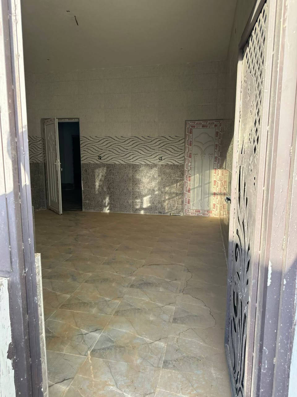 عرض مميز للسكن🏫
دار حديث غير مسكون شغل درجة اولى مكفول صب الارضية رفت داخل مجمع سات ٧ كيلو 
المساحة ٢٠٠ متر 
السعر النهائي ٩٠ مليون قفل🔒 للاستفسار ***********

