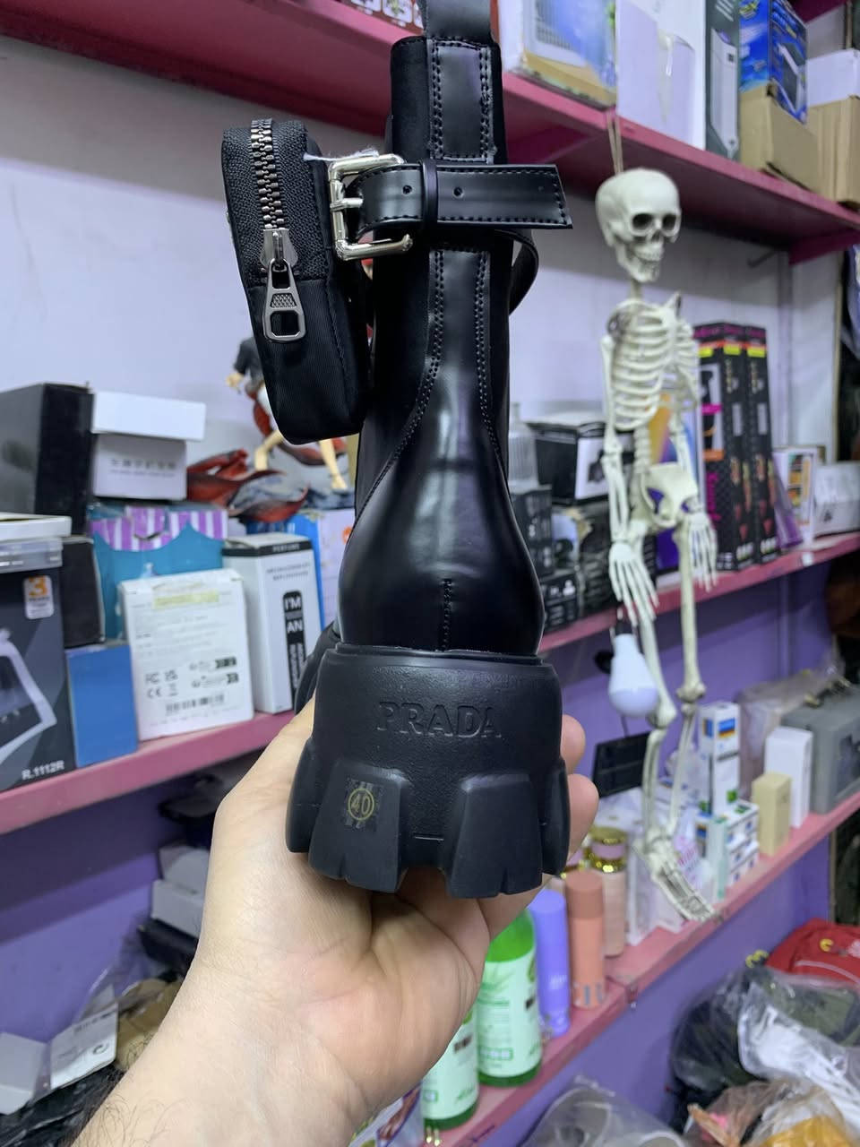 بوت جلد نسائي ماركه PRADAقطعه اصليه جديد غير مستخدم قياس 40 السعر 50 الف يوجد توصيل جميع المحافظات ***********
