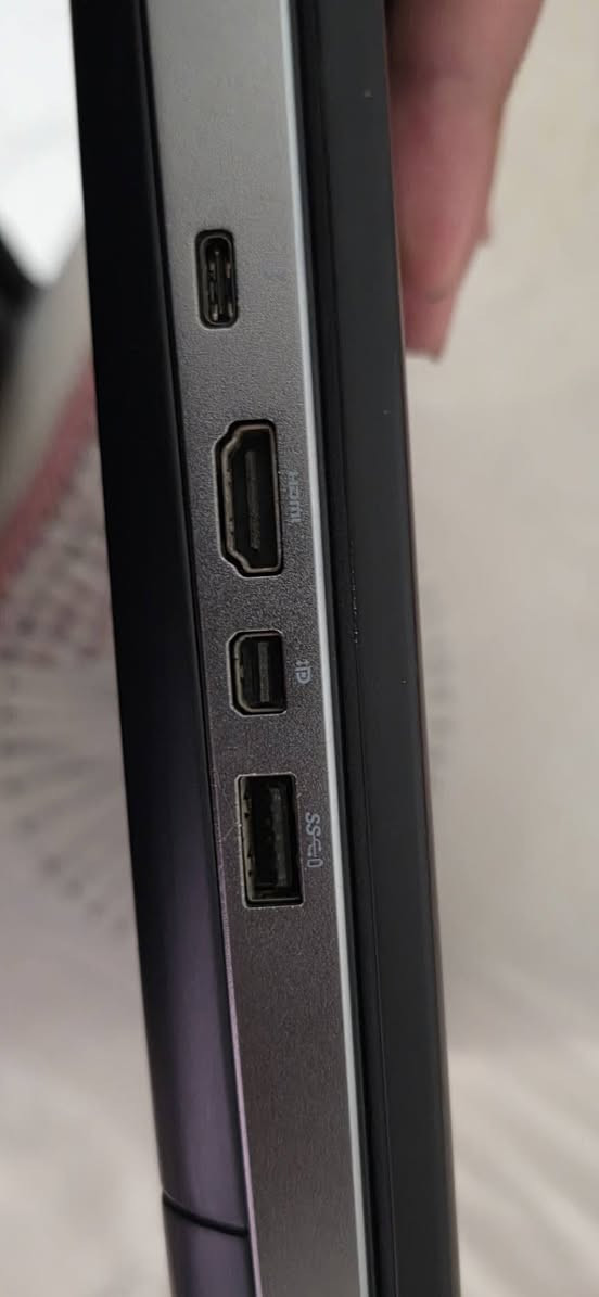 محطة العمل Dell Precision 7520-  (Workstation) - نظيف ومواصفات قوية للمصممين والمهندسين
-------------------------------------------------------------------------
-- لجماعة الهندسة : يشغل برامج مثل (AutoCAD, Revit, 3ds Max) ومجرب و سلس بدون لاگ و تقطيع.
-------------------------------------------------------------------------
-- لجماعة المونتاج :  يشغل برامج ادوبي و دافنشي و حسب تجربتي انطي جيد جداً حتى تتعلم بي هاي البرامج و هاي اثقل برامج مونتاج اما كابكات و غيره ممتاز جداً للعمل
-------------------------------------------------------------------------
المواصفات تعتبر جداً مناسبة لسعرة و هي : 
-------------------------------------------------------------------------
المعالج: Intel Core i7-6920HQ (فئة HQ القوية جداً بالأداء) و هاي الفئة هي الاقوى بهذا الجيل 
-------------------------------------------------------------------------
الرام: 16GB DDR4 (سريع جداً بالعمل المتعدد).
-------------------------------------------------------------------------
كارت الشاشة: منفصل احترافي NVIDIA Quadro M2200 بسعة 4GB فعلي (بالرغم من ال 4GB بس هاي الفئة مخصصة للمهندسين و الممنتجين او المونتير) يعني اقوى من هواي كروت بنفس السعة.
-------------------------------------------------------------------------
الهارد: 512GB SSD (سرعة بنقل البيانات).
-------------------------------------------------------------------------
الشاشة: 15.6 وضوح ممتاز ( 60Hz )
-------------------------------------------------------------------------
المنافذ: يحتوي على كافة المنافذ (HDMI, USB 3.0, Type-C, Mini DisplayPort)  -- يعني تكدر حتى تخلي كرت شاشة خارجي.
-------------------------------------------------------------------------
قابل للتعديل : اضافة رامات و تخزين و كرت شاشة
------------------------------------------------------------------------- 
السعر : 575 الف و بي مجال 
هذا دبابة عمل بالنسبة لسعرة 
اكو توصيل لكل العراق.
-------------------------------------------------------------------------
و عندي عرض يرهم للمهندس و الطالب و المونتير هم تگدر تاخذ وياة تابلت مستخدم 
Honor pad 10 papermate
يجي وياة كيبورد و قلم اصليات
 
اللابتوب و التابلت بسعر: مليون و خمسين الف 
و التوصيل مجاني 
-------------------------------------------------------------------------
للتواصل 
واتساب : ***********
انستقرام : 9999x09
تليجرام : @ghost_01000111
ماسنجر موجود .
