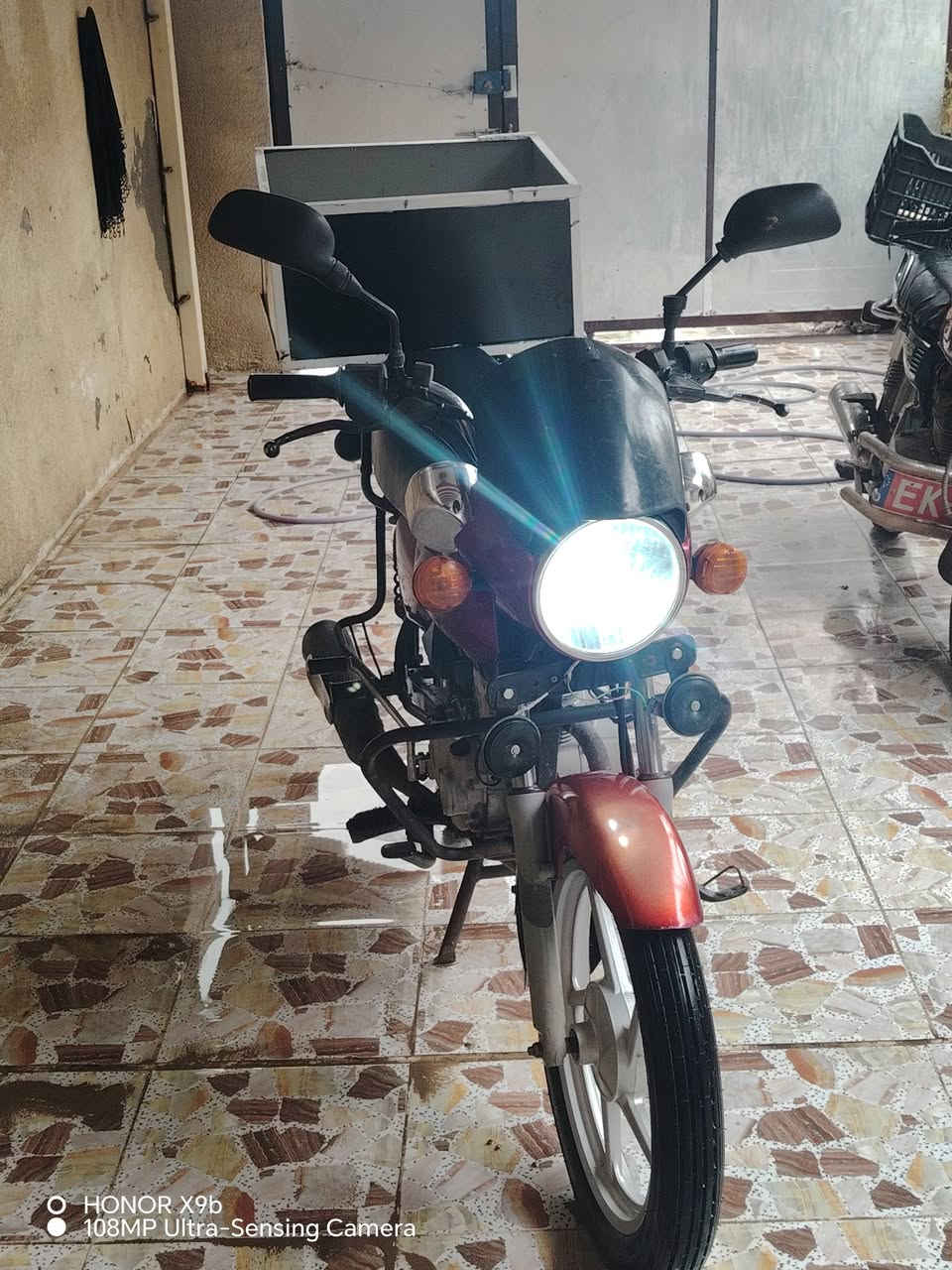 دراجه بوكسر موديل 18 مكينه ما مفتوحه دراجه مال جناي ما ناقسه اي شي  اوراق ماكو مكفوله من السرقه
مكان ديالى الخالص هبهب الشراي يخابر
***********
