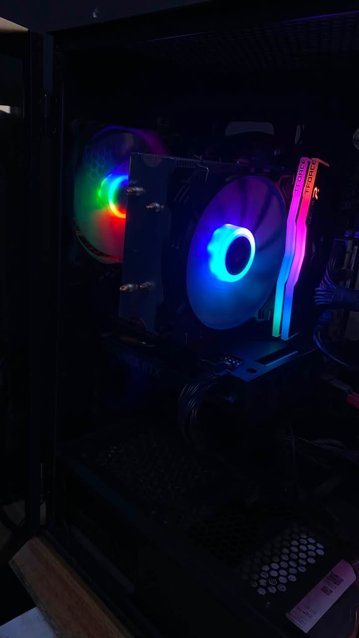 السلام عليكم
Core i5 12400f جيل الثاني عشر 
Cooling : مبرد هواي ag400
RTX 4060 8g OC GIGABIT 
‏RAM : 16 8*2 3600 T-force RGB 
M.B : msi h610m d4 pro 
SATA : ssd 256  + 500 hdd
PSU : 750 W 80plus
كيس ماس اسود اربع مراوح ARGB
السعر 950 سعر نهائي
مكاني بغداد البلديات توصيل موجود
***********
