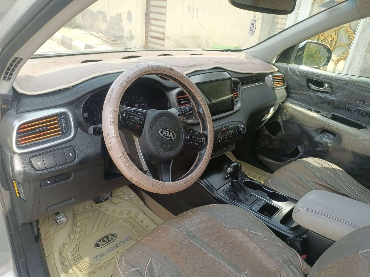 سلام عليكم
سيارة كيا سورينتو موديل 2017 وارد أمريكي، محرك 4 سلندر ، السيارة جاهزة بالكامل، الكير والمحرك بحالة ممتازة وما تحتاج أي شي، تخم تاير   السياره مكفولة، استخدام شخصي 

بيها فقط دحجة بسيطة بخشم البنيد ضررها من امريكا. 
باسمي جاهزه للتحويل مكان سياره الناصريه  السعر 165
رقم الهاتف ‏‪***********‬‏
