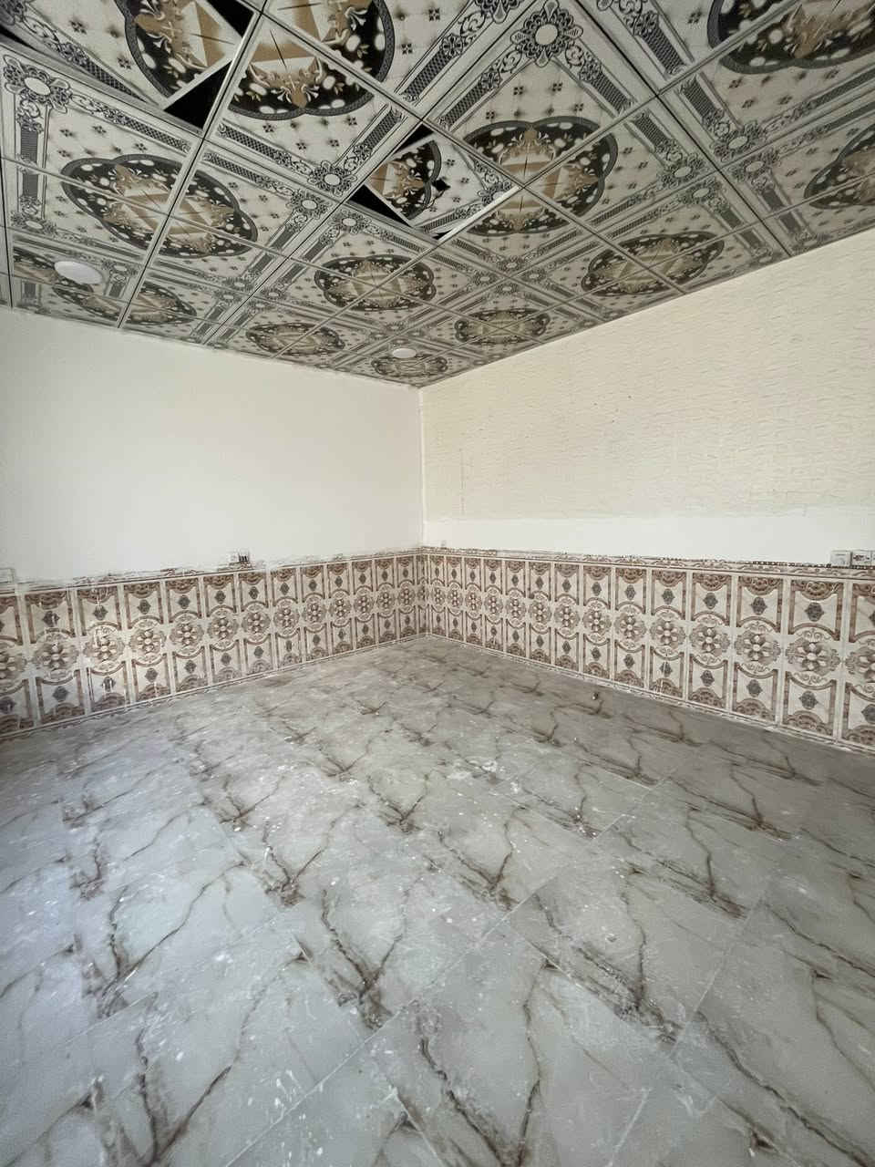 بيت للبيع طابو  /المساحه ١٥٠ متر الموقع/حي العسكري مقابل باب المستشفى التركي /يتكون من غرفتين واستقبال ومطبخ ومناور ثنين وصاله درج وحمام داخلي وخارجي/ الاستفسار. ***********
