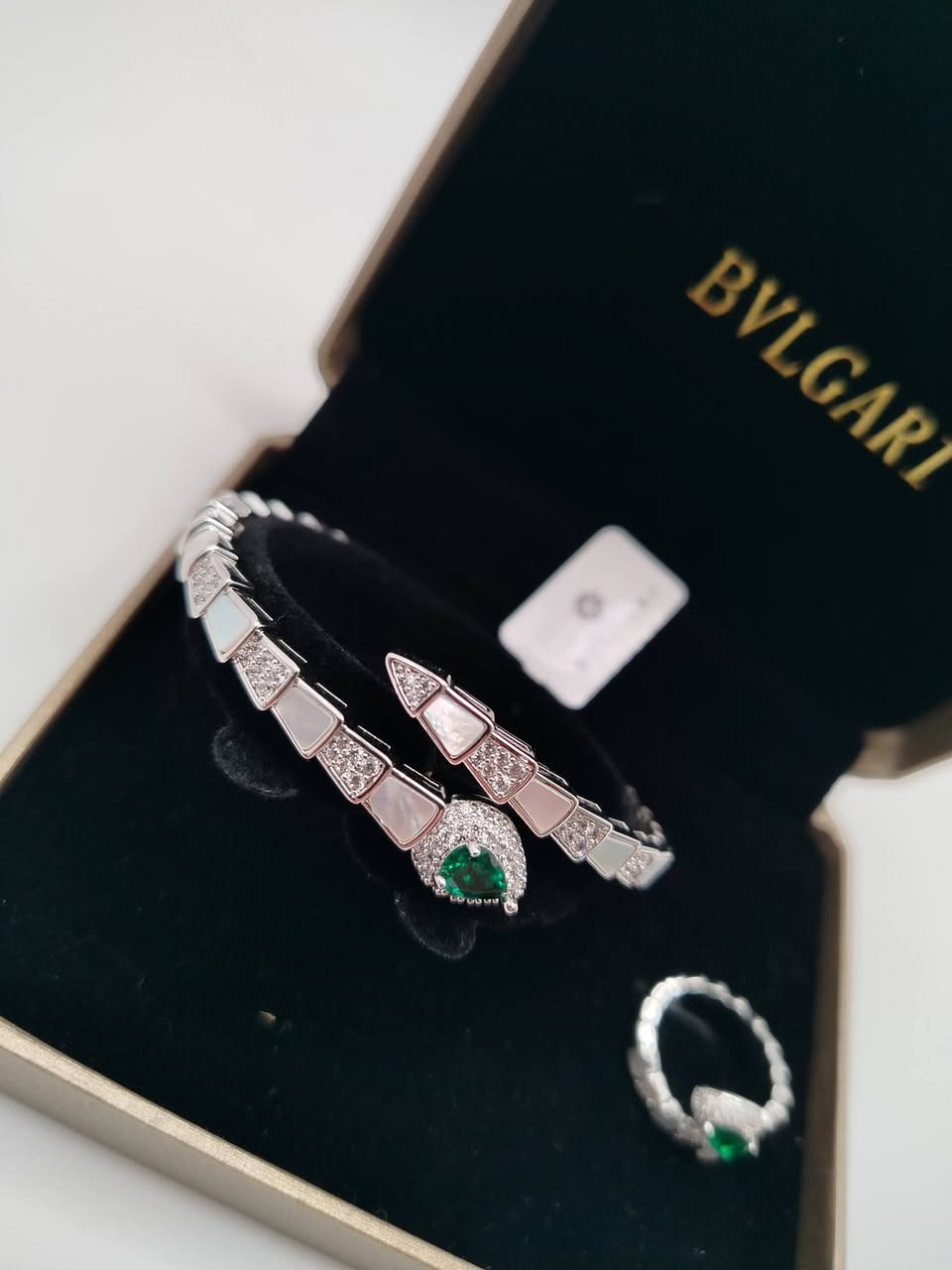 سوار ومحبس ماركة بولكاري مع الملحقات يوجد توصيل


**إذا كنت صاحب هذا الإعلان وتريد حذفه لأي سبب، رجاءا أرسل رسالة إلى الدعم الفني**