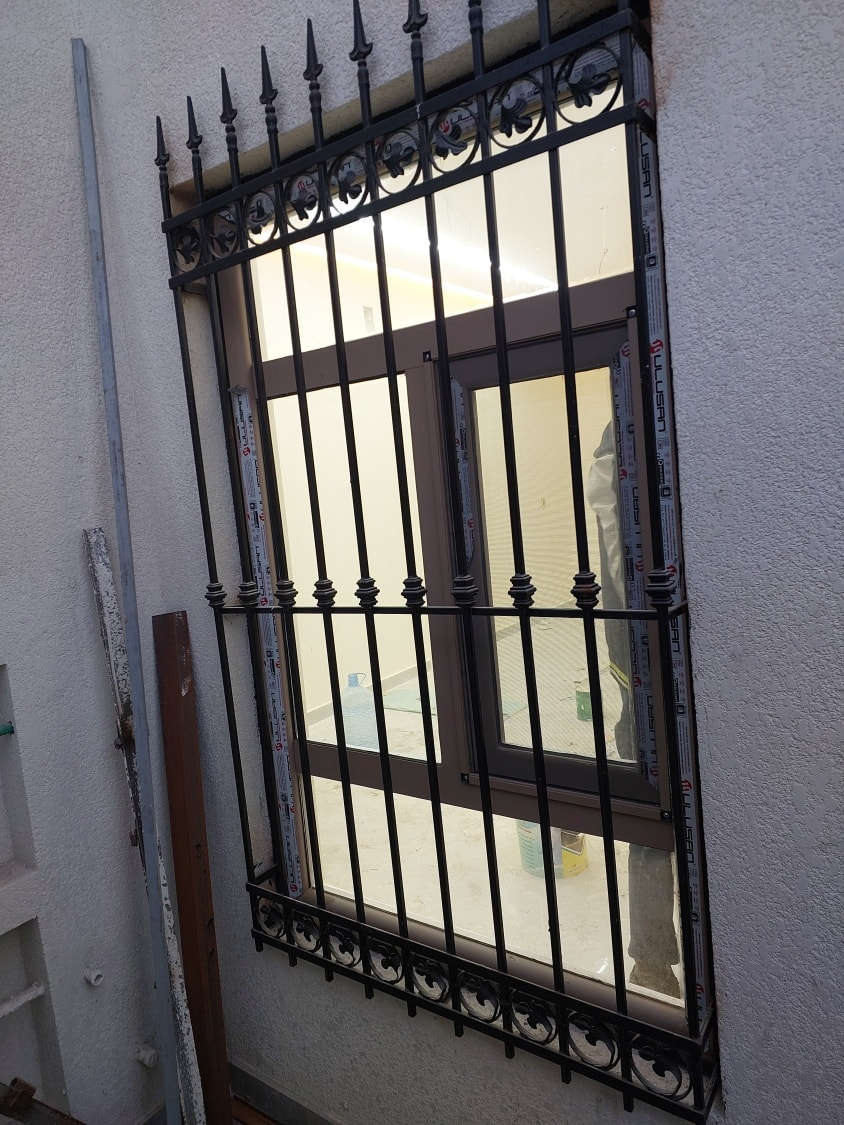 معمل القبله لكافة اعمال حداده بيبان شبابيك محجرات سقايف تغليف واجهات بالكيبون مكاني البصره( القبله ) ***********
