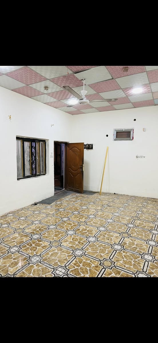 مشتمل ارضي للأيجار في منطقة شارع المقاولين قوب الجزائر في مركز البصره سكني وتجاري يحتوي على صالة كبيرة وغرفة نوم كبيرة ومطبخ وصحيات وطارمه صغيرة ومنور جاه من جميع النواحي ما كهرباء كيزر سعر الإيجار 500 الاستفسار ***********
