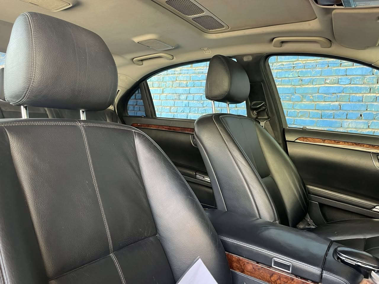 Mercedes s550 2010 مرسيدس اس / باب طويل
للبيع  
عليها كت كامل AMG 2013 
المواصفات فول 1/1 :
- محرك v8 عقل الفوك المرغوب
- فتحة سقف SlideRoof
- ابواب شفط كهرباء
- صندوق كهرباء
- داخل لون اسود و قهوائي مطعم ب صاج
- كشنات جلد + خزن Memory
- كشنات كهرباء امامي / خلفي
 + كاميرا خلفية
-  و تحكم خلفي
- ثلاجة خلفية
- مري شفط / اشارة بالمري
- ماوس تحكم + تحكمات ستيرن
- حساسات اصطفاف امامي / خلفي
- سيدي جينجر 6 اقراص
- سستم صوت HarmanKardon
- ستيرن كهرباء و تدفئة
- تبريد منفصل + قطعتين مع تحكم خلفي
- لايتات داينمك اوتو Dynamic 
- بردات ابواب + برده خلفية
- تچاوي كهرباء امامي + خلفي
بيها استمارة حجز إلكترونية للتسجيل 
السعر ٦٥ ورقه بيها مجال
السيارة كل شي بيها بلادي و كل اوبشناتها شغاله
تايرات جدد شادها 
***********
‎عنواني النجف
