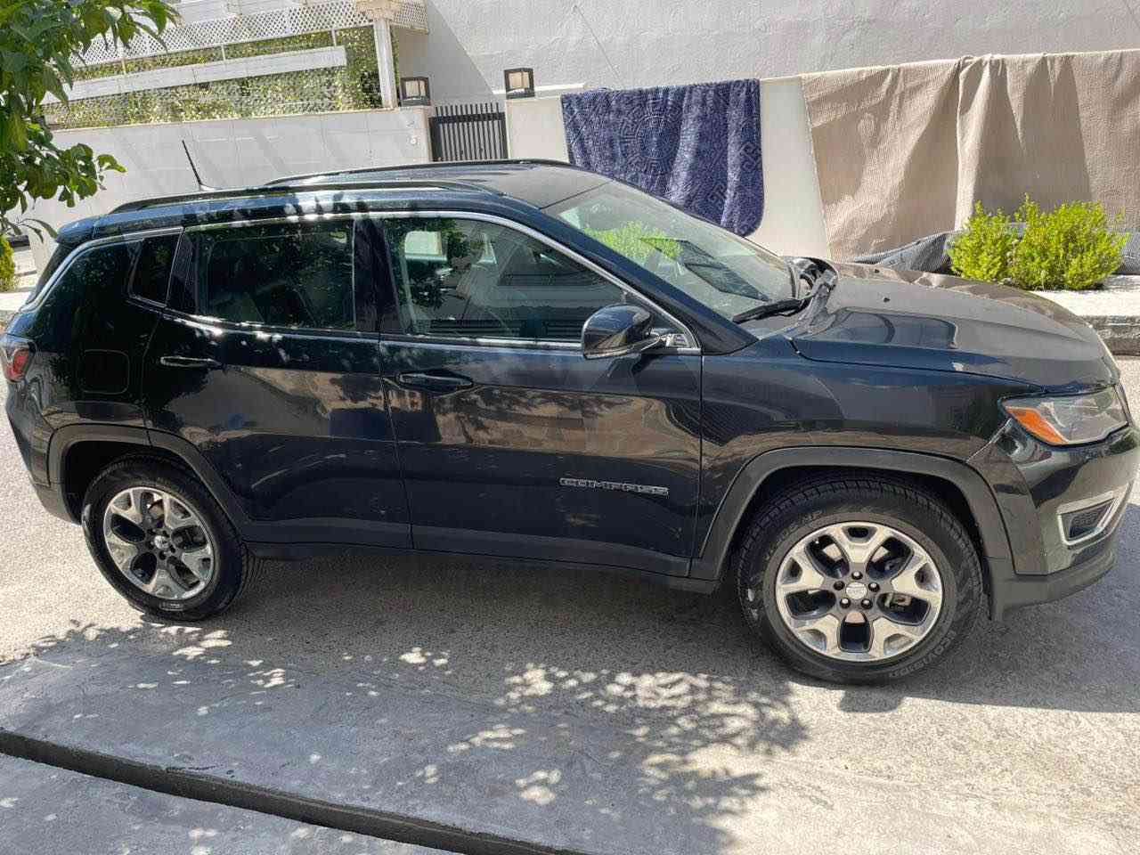 ڕەشی قەتران فوول مواسەفات بەس پانۆراما نیە ، كوشن هیتەر و كارەبا ، دژە خليسك ، دەبڵ ئەکسل ، قوفڵ ئەکسل ، مەکینە 2.4Lبێ تۆربۆ ، گێڕ ئۆتۆماتیک بێ کێشەو بێ نوقسانیه  بۆیاغی نیە تەنها یەک بست ساردەکوتی هەیە 163 هەزار ڕۆیشتووە ( یەک ملیۆن و 40 هەزار ) غرامەی لەسەرە دوای معامەلە دەیدەمەوە سەنەوی و ژینگەو ڕێگاوبانی هەتا 2028 تازەیە گێڕ و مەکینە و تەبرید و بەناوکردن و غرامە هەمووی بە شەرت 

ژمارەی خاوەنی ☎️ *********** Singapore
