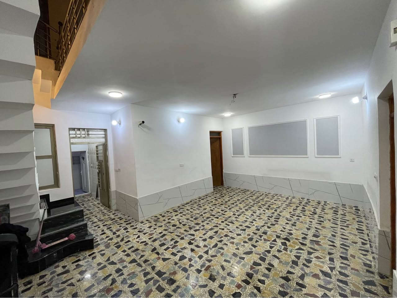 � دار للبيع 
📐 150 متر (الواجهة 7.5م × النزال 20م)
🏠 طابقين
✨ نظيف جدًا وجاهز للسكن فورًا

🔹 الأرضي: استقبال + صالة + مطبخ حار وبارد + غرفة
🔹 الطابق الثاني: 3 غرف نوم + حمام

💰 السعر: 260 مليون (قابل للتفاوض)
📍 حي الرئاسة – شارع صيدلية ابن البيطار، ثالث فرع يمين بدايته

📞 *********** بغداد, العراق
