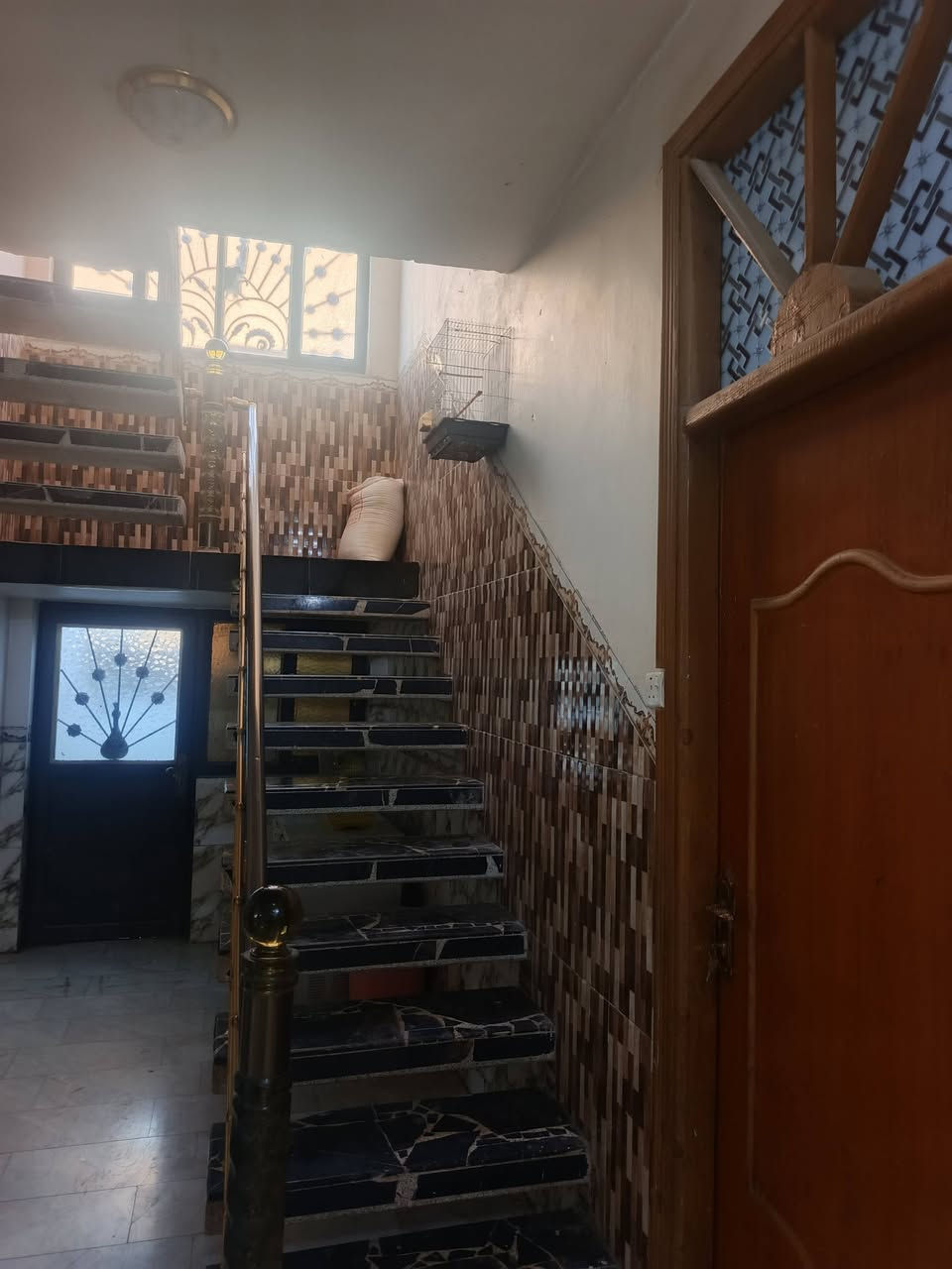 بيت للبيع المساحه 300متر طابو زراعي سند 25 تحويل كافة الاسهم غرفتين نوم وصاله ومطبخ وستقبال وصحيات داخليه وخارجيه حديقه وكراج خدمات كامله تبليط ماء مجاري عرض الشارع 12متر بناء طابوق السقف صب مسلح عنوانه طويريج حي الرياض قرب مدرسة الفظل الاهليه السعر 225مليون مع المجال للتواصل ***********
