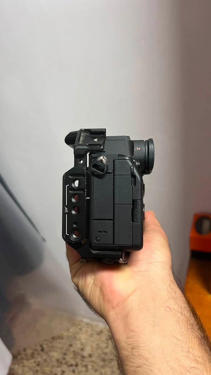 Sony A7 IV
مستخدمة 4 مرات فقط 
الشتر مالتها اقل من 300 صورة
الوصل مالتها موجود ماخذها من الأفراح
(علماً الكيج مو وياها) 
***********
