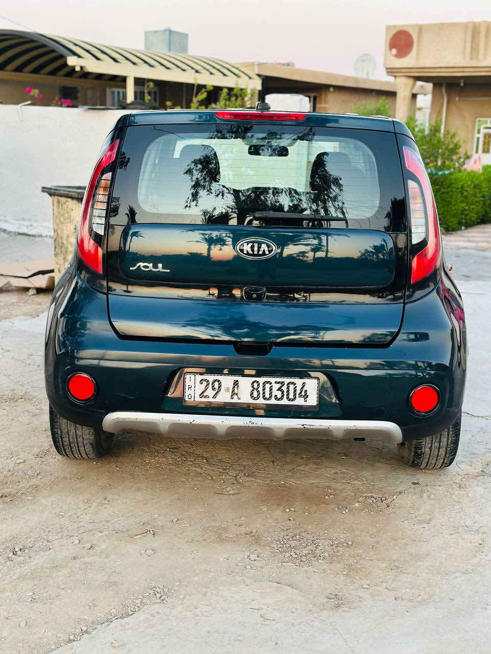 السلام وعليكم للبيع كيا صول مديل ٢٠١٨ محرك ٢٠٠٠ جي دي اي  ماشيه ١٣٠ رقم واسط بسمي مشروع وطني وين ما تريد احولك سنويه بسمك  السياره جاهزه من كل ناحيه كبل تنزل للشارع مابيها نقص كلشي حادثها بنيد فقط بدون ارباكات صور الحادث مرفقه مع المنشور مكان السياره بغداد جسر ديالى الجديد (كرغوليه)  السعر 125 وبيه مجال ترهم وعده بمقدمه لا تقل عن ٥٠ وفوك  للاستفسار اكثر لاتصال على الرقم ***********
