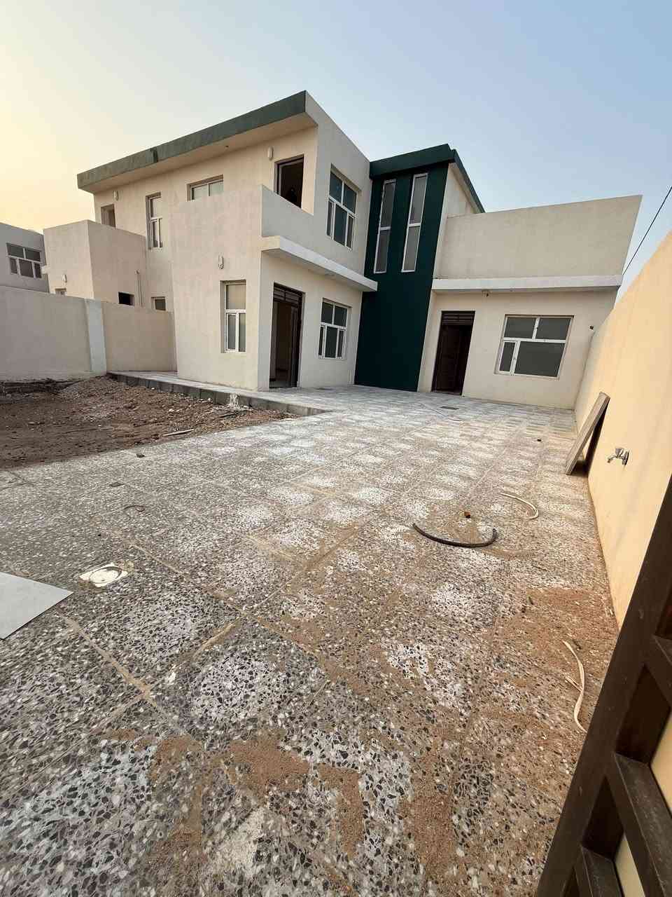 � دار للإيجار – طابق ونص
📍 مجمع أبو تراب السكني

دار ركن على شارع وقريبة جداً من بوابة دخول المجمع
المساحة: 240 م²

🔹 تفاصيل الدار:
• كراج يسع لسيارتين
• حديقة
• استقبال واسع مع صحيات داخل الاستقبال
• صالة مريحة
• مطبخ حار وبارد
• حمام + تواليت داخلي
• غرفتين واسعتين في الطابق الأرضي
• الطابق الثاني غرفة كاملة سويت مع بلكونة

دار مميزة بموقع ممتاز، مناسبة للعوائل، وجاهزة للسكن فوراً.

📞 للاستفسار: ***********
