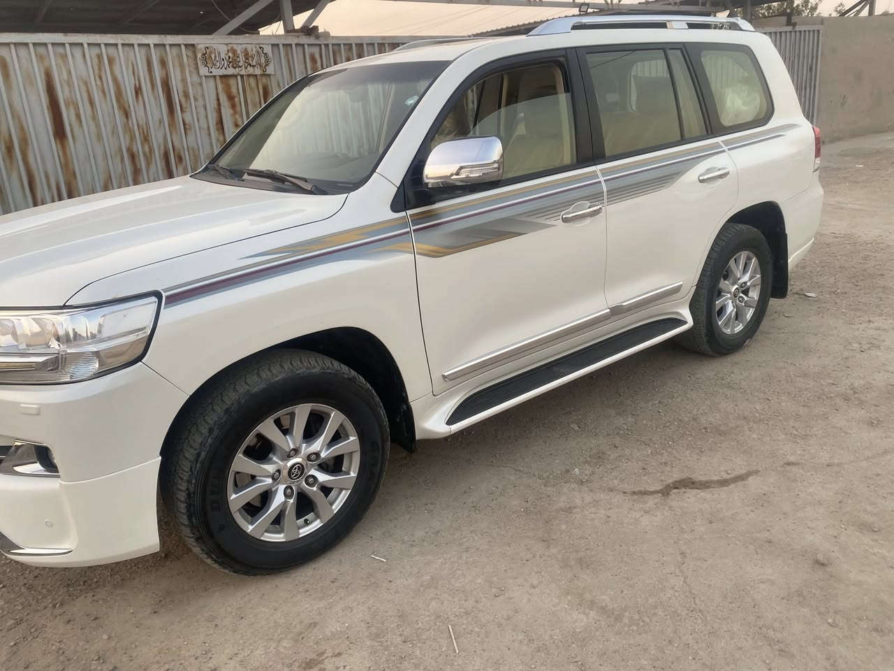 السلام عليكم
لاندكروزر 2016 فول مواصفات فطيم سونار داخل المنشور
ماشيه 111 الف حقيقي السعر 470 اربع شدات وسبعين وبي مجال قليل رقم الهاتف ***********
