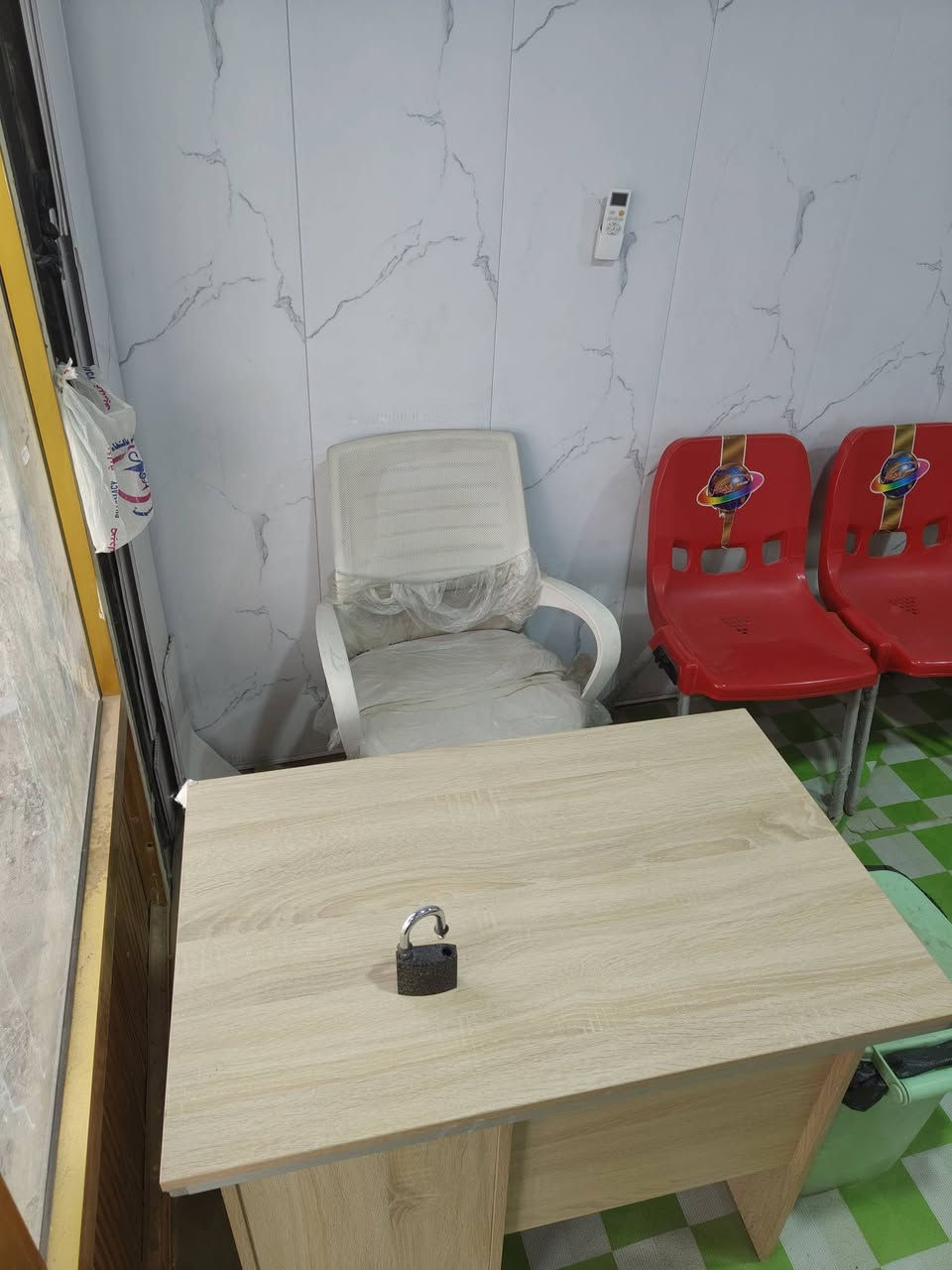 غراض واجهزة عيادة للبيع
7 كراسي
ميز أدوات 
ميز مكتب 
كرسي مكتب 
سدية عدد 2
مروحة جدارية 
جام خانه 
بردات عدد2 
واجهزة عيادة 
***********
