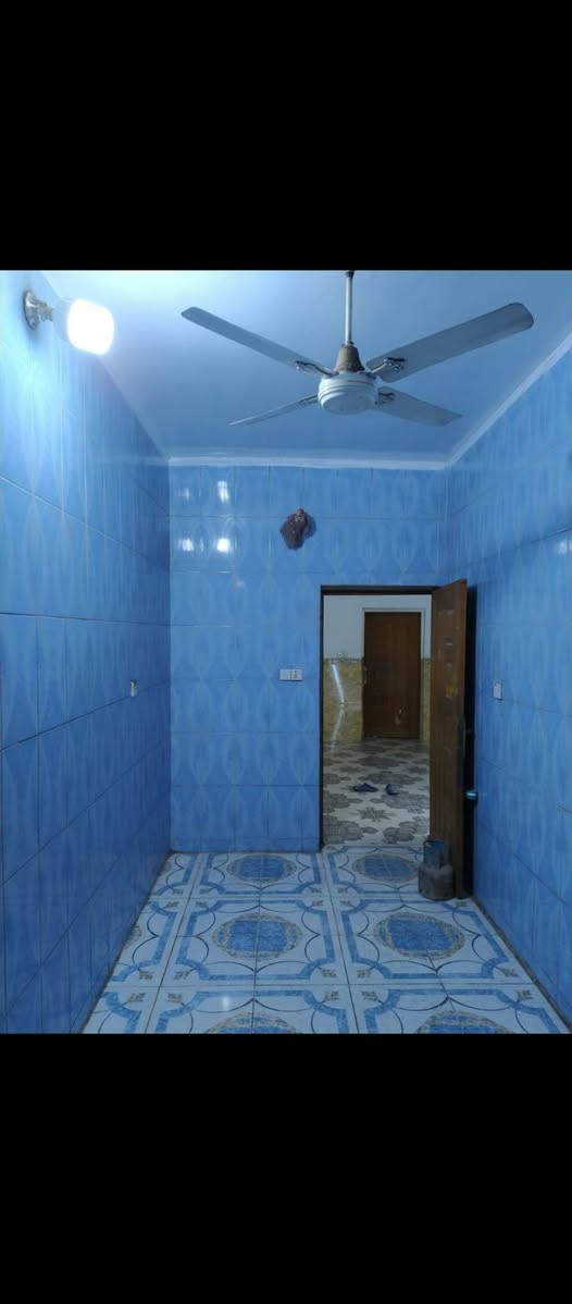 بيت في منطقة الزعفرانية شارع الكهرباء بفرع أسواق السلام بالقرب من ملعب ترتان علي الحيالي  مساحة البيت 125 بناء نضيف جداً يحتوي على غرفة استقبال وغرفة نوم وصالة ويحتوي على مطبخ واحد وعلى حمامات عدد 2 ومناور عدد 2 وكراج سيارة
اقل مدة ايجار 6 اشهر أو سنه 
الايجار الشهري 400 الف
الاتصال ***********
