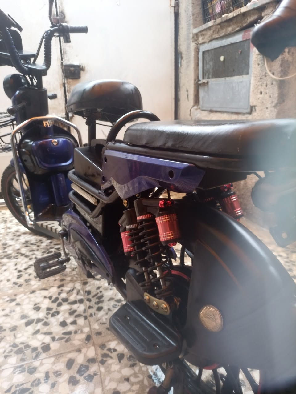 سلام عليكم دراجه شحن نضيفه 5بطاريات كهربائيات كلها شغال والريمونت شغال بيها بطاريات ضعيفة لسعر 200 قفل رقم تلفون ***********
