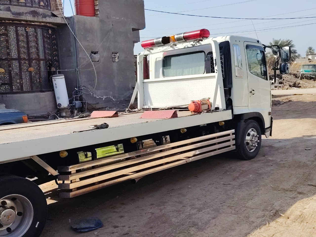 للبيع هينو شيطان موديل 23 رقم بغداد مكينه 80 فول عادي  بدي نزال 3 جكات طوله 6 متر 60 سم تخم تاير جديد ويل كب سبايدر ستيل السياره جديده وجاهزه  / ***********
