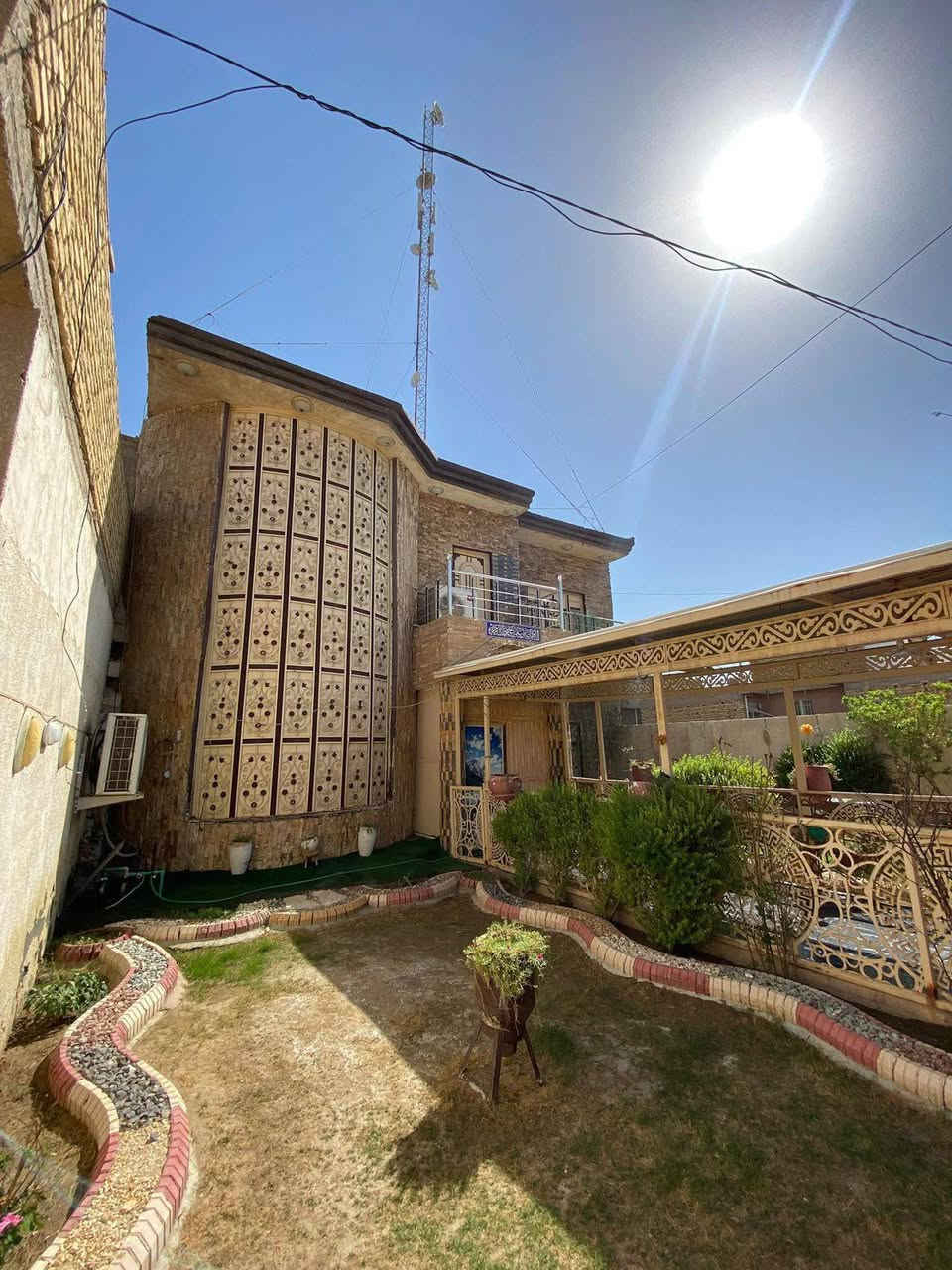 دار للبيع بناء حديث مساحة 400م حي الحكيم بـ نزلة افران ومعجنات المهدي

 الطابق الاولى : غرفة نوم صاله ممر داخلي مطبخ حار بارد وصحيات
 
الطابق الثاني : 4 غرف نوم ومرر وصحيات
 
يتكون من واجهتين امامية بيها حديقتين والواجهة الخلفيه يوجد كراج للسيارة وحديقه 
للاستفسار 
‭0772 386 0984
