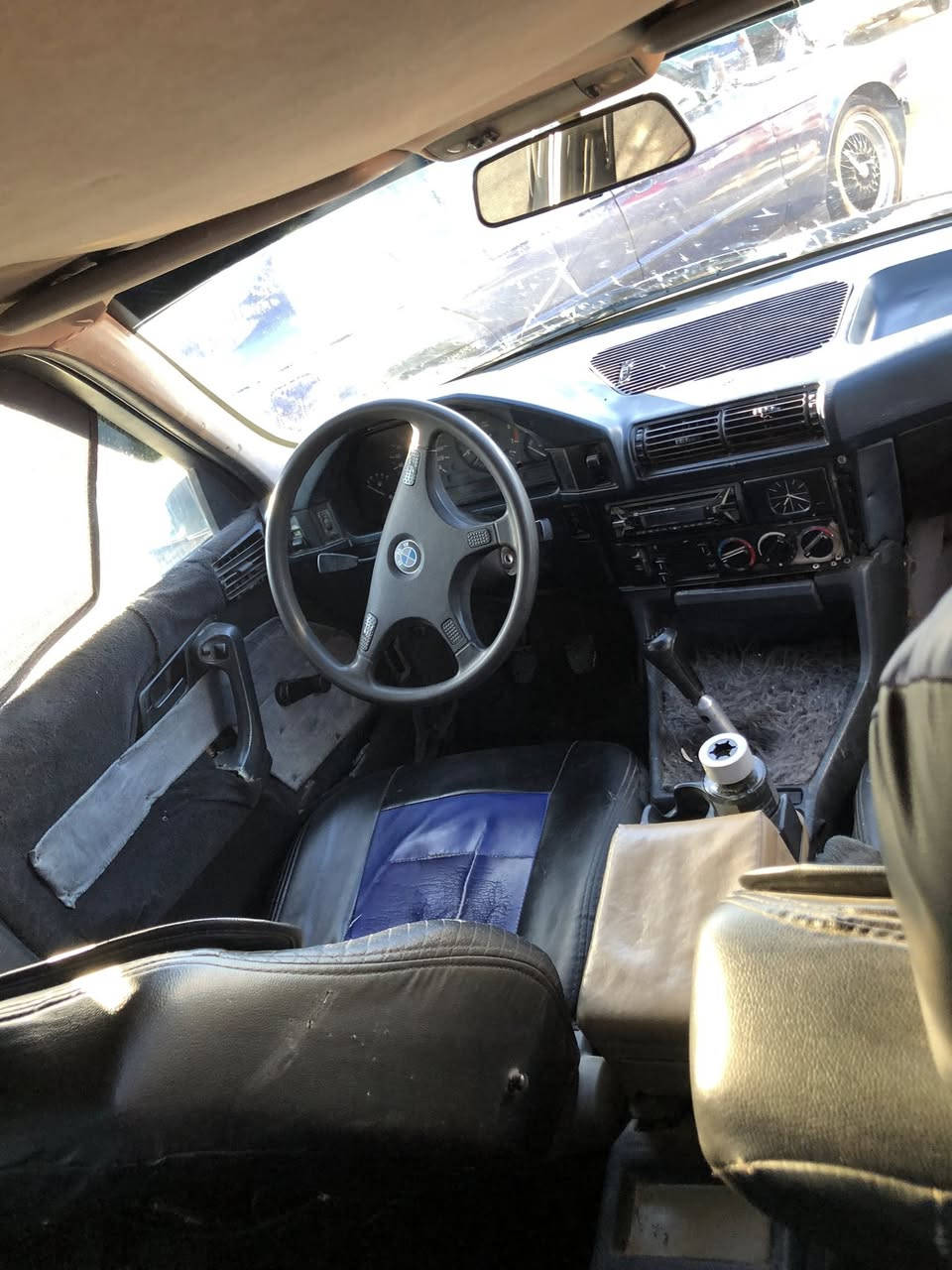 بي ام 530 موديل 1989
كير عادي 
محرك جديد 
كير و محرك بشرط 
رقم نينوى
تحويل والوكاله بشرط 
بيهة ضربة خفيفة بالجاملغ امامي 
ويل هامان تايرات جدد 

سعر 35 و بيها مجال

***********
