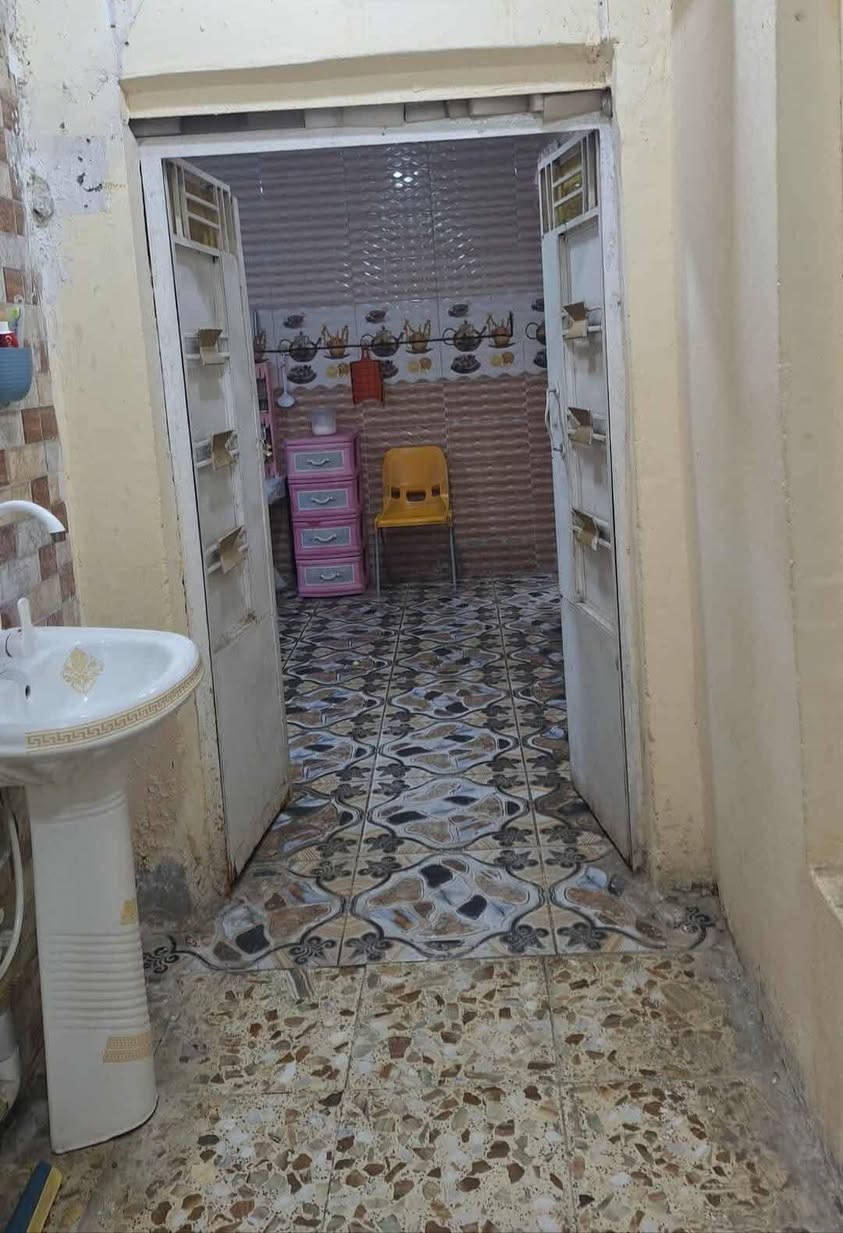 بيت للبيع بالضجريه مساحته 190 متر اعكاده بناء طابوك طابو صرف يتكون من غرفتين وصاله كبيره واستقبال اربعه ونص في ثمانيه ومطبخ وحمامات مع كافة الخدمات يمك صيدليه ومخضر واسواق ومخبز وفورتات يبعد عن الشارع العام 30 متر قريب جدا رقم صاحب البيت ***********@إشارة
