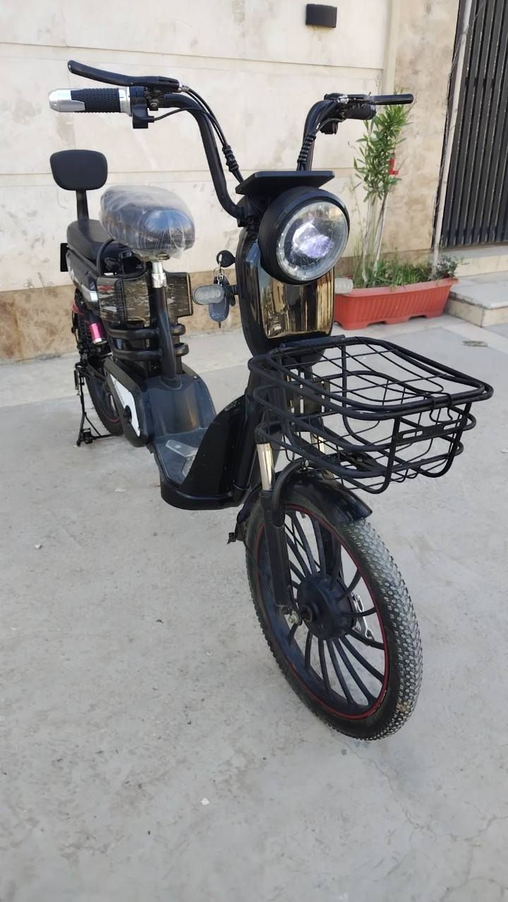 السلام عليكم 
دراجه شحن حجم 20 نضيفه وكامله 
النضافه كدامكم الدراجه 4 بطاريات 
وياه شاحنه الاصليه وبصمتين وسويجين 

السعر 250 الف، وبيه مجال 
العنوان بغداد 
للاستفسار ***********

