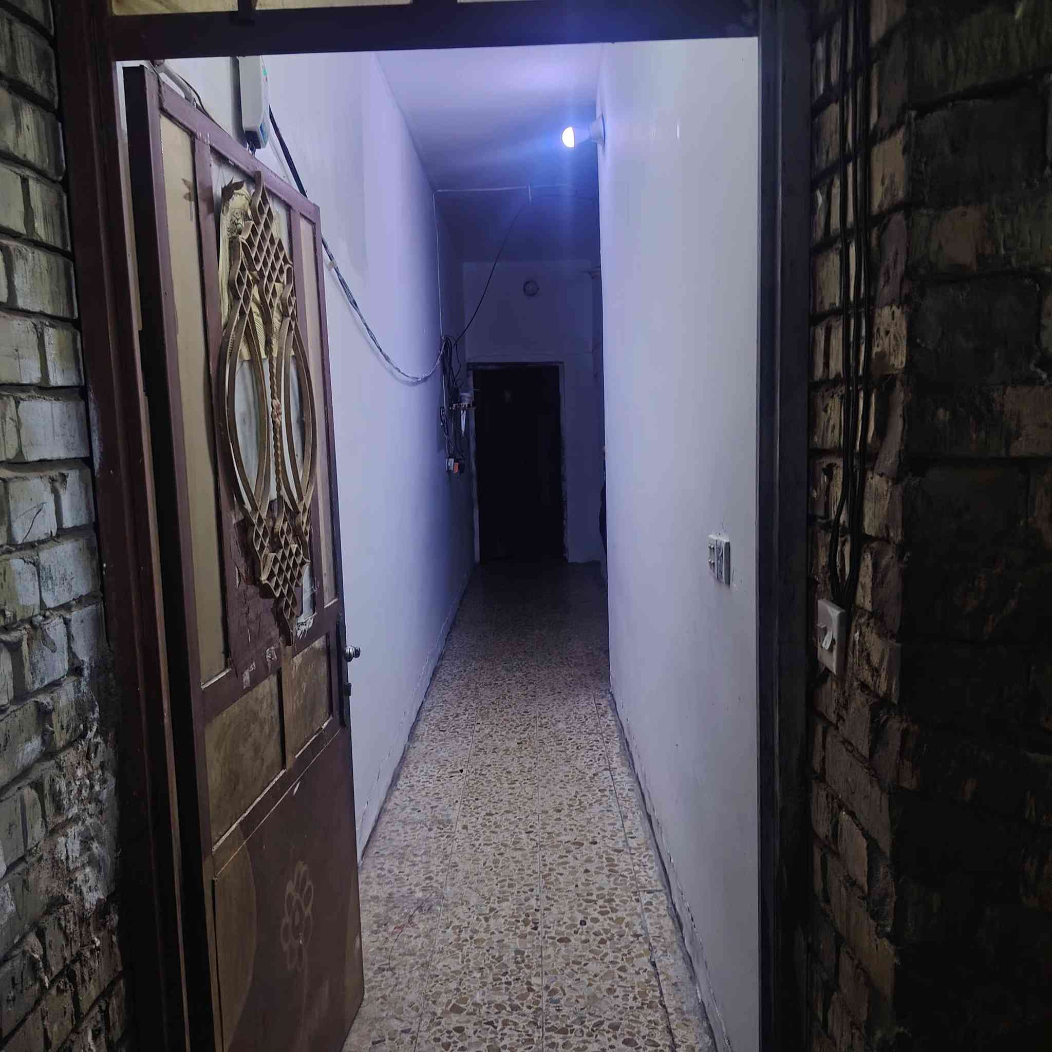 بيت ١٠٠ متر طابو صرف البيع يحتوي علئ غرفه نوم و استقبال و مطبخ وحمام داخلي و حمام خارجي طابوك
مسلح مبني حديث  منطقة حي الطف الاخير
اتصال ع رقم ***********
