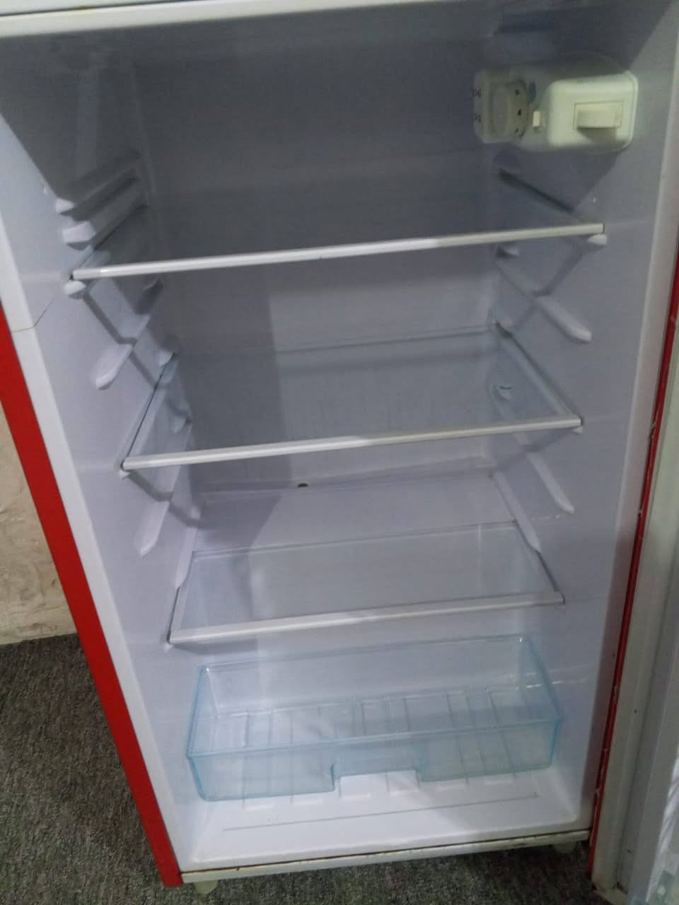 سلام عليكم  ثلاجه للبيع اخو الجديده
السعر 150وبيها مجال
متواجد واتساب وخاص
الرقم ***********
