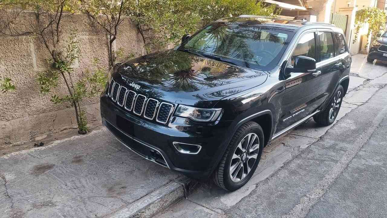 السلام عليكم ورحمة الله وبركاته
للبيع جيب گراند شيروكي ليمتد لون أسود ماشية فقط ( ٤٤ ألف ميل ) وبحالة ممتازة جداً موديل ٢٠١٨ بمواصفات خليجية وبحجم محرك ٣٦٠٠ دفع رباعي 4*4 وگير طيارة  ( ٨ سرعات ) بصمة وترحيب وتشغيل عن بعد وفتح وقفل الصندوق الخلفي عن بعد ومودات قيادة وداخل جلد لون بيجي + وضعيات قيادة خزن ميموري + فتحة بانوراما + مرايات شفط + اشاير بالمرايات+ شاشة تحكم و تبريد شاشة لمس + صندوك كهرباء + تبريد قطعتين أمامي وخلفي + تدفئة وتبريد بالكشنات+ كشنات خلفية قلاب + لد نهاري + حساسات خلفية وأمامية + رادار مانع تصادم + هوكات سحب + ويل كب كروم حجم ٢٠ + حساسات إطارات + سبير ما نازل مع عدة الشركة والطفاية والمثلث والكتلوكات كلها على البلاد وباقي المواصفات معروفة والسيارة بأسمي 
السيارة خليجية كلين بس هنا بالعراق صار بيها طخة بالباب الخلفي وصار بيها صبغ بالحواف مال الباب وتم تبديل الباب اللي جنب السائق نتيجة ضربة دراجة دليفري 
والشراي يفحص وين مايعجبة وإن شاء الله الموفقية للجميع 
السعر المطلوب ( ٢٥٠٠٠ $ ) 
مكان السيارة بغداد / زيونة
رقم الهاتف ( *********** )
