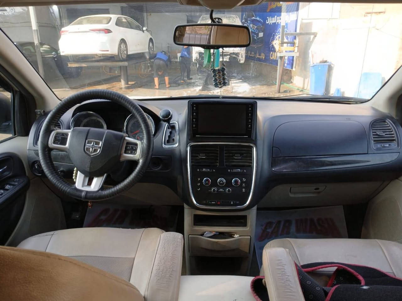 السلام عليكم
دوج كرفان موديل 2013 
مابيها صبغ فقط رش بالجاملغ الأيمن اثر شخط
الدواخل خلفي وامامي نظيف
أبواب ميكانيك ويل 17
المرآة الجانبية هيتر
 الدواخل جلد وكامرة خلفية لون الدواخل بيجي ويل كب
السيارة بيها كشنات ثنين اضافية يعني السيارة 9 راكب ومناسبة جدا لأهل الخطوط والكليات
تشغيل عن بعد 
شاشة اصلي بلوتوث
كشنات بلع سياحي
3 قطع تبريد
دبل تحكم نظام اقتصادي بنزين (ايكو) 
السيارة بيها منظومة غاز
اللون شمباني
السنوية بأسمي الرقم أربيل انكليزي 
للتواصل اتصال فقط غير متواجد على الإنترنت وبالعافية على الياخذها📞*********** ابو علي☎️
