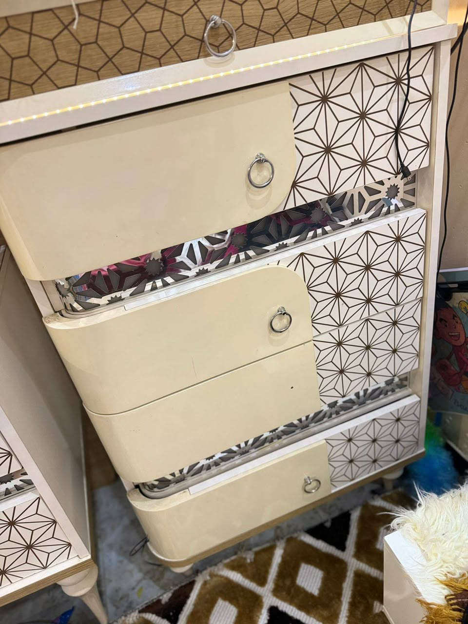 غرفة نوم كاملة نضيفه بالنسبه الصورة الكنتور اكو باب ثانيه بس تتركب بس احنه شايليها 
والكنتور اصير بيها اضائه هيه والميز وميز التلفزون
القنفه تنفتح مخزن العنوان البصرة الزبير منطقة حي الخطوة قرب مستوصف الخطوة السعر 750 وبيها مجال***********
