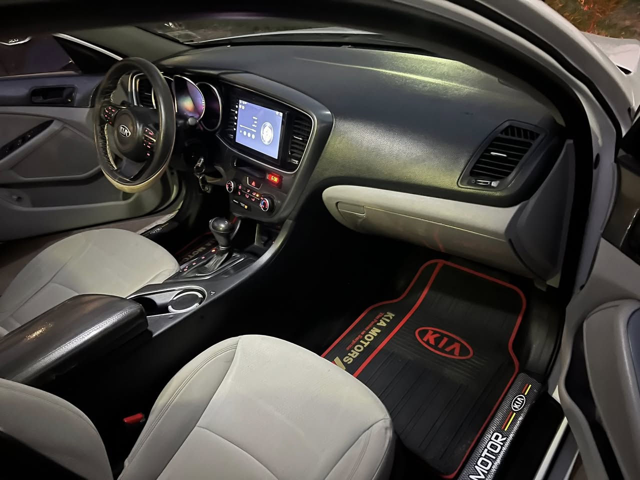 كيه اوبتما موديل 15 وارد امريكي حادث جاملغ خلفي عكس السايق والباقي مكفول *********** اتصل وتدلل السعر 130 وبيه مجال
