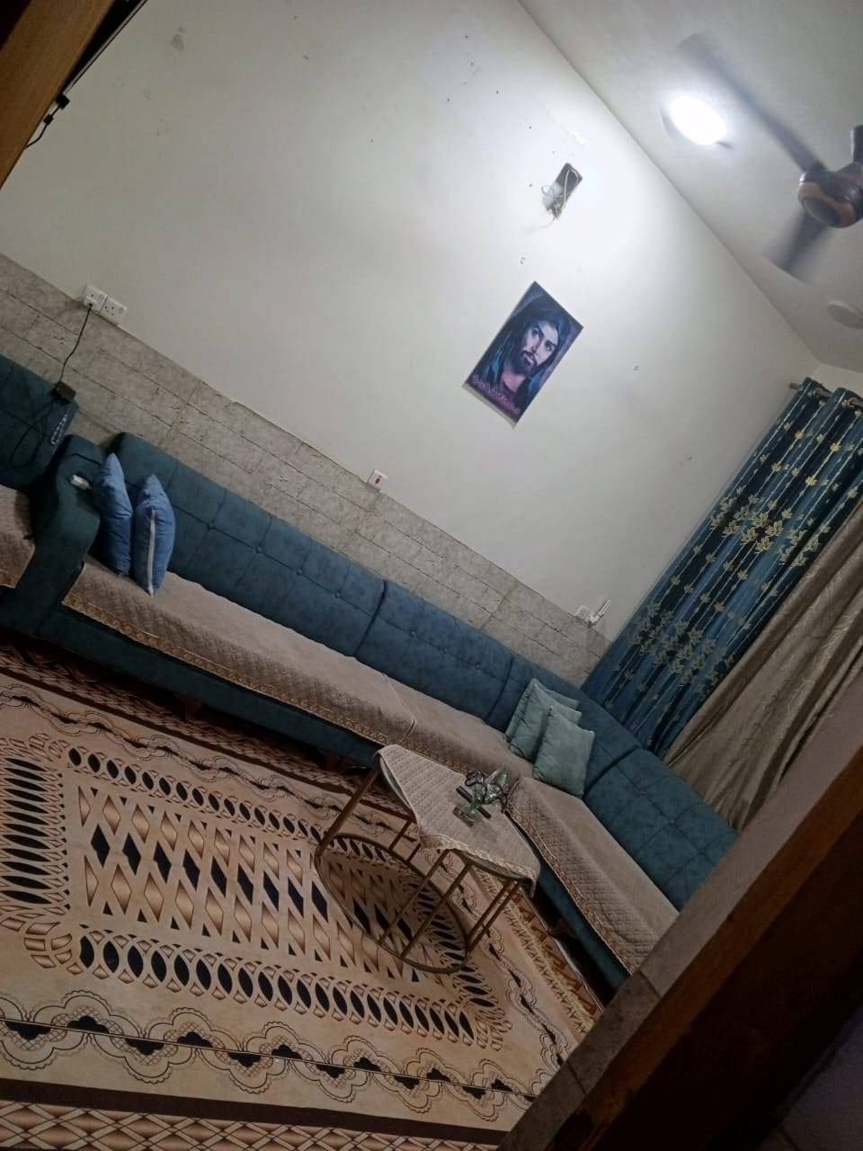 105متر واجهة 7 نزال 15 طابق واحد 2 غرف وستقبال وصالة ومطبخ 2 مناور صحيات جوة وبرة صطح وزيكام وشتايكرالامين  سكينه الزراعي قرب بانزين خانة الجبهه ***********
