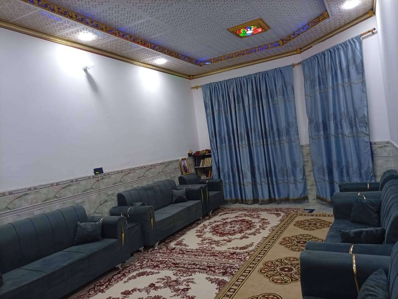 للبيع بيت مساحة 200 طابقيه 2024 خلف الملعب القديم شارع ام البنين 10 متر الطابق ثاني بيه غرفه طولها 7ونص وعرض 4ونص وهول ومطبغ وحمام وتواليت اله مدخل من شارع ومدخل من داخل البيت الارضي***********
