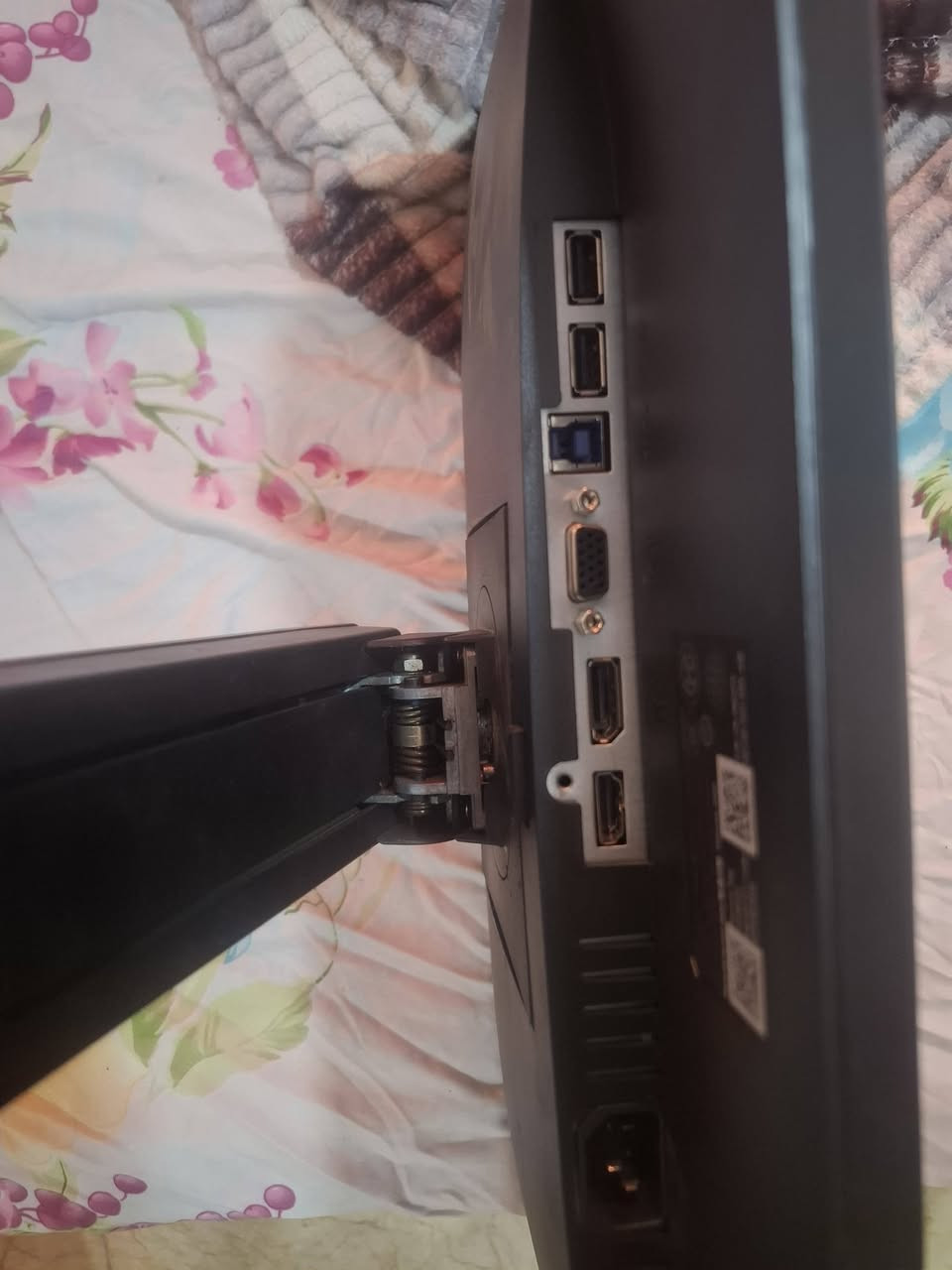 من رخصة الادمن شاشة ثانوية استخدام اقل الأسبوعين للبيع
ماركة dell قلابة 360 تصعد وتنزل مداخل hdmi و dp 
مواصفات الشاشة 60hz 1920x1080 قيم باليرضي الله 
للاستفسار *********** واتس فقط اعتذر توصيل ماكو
