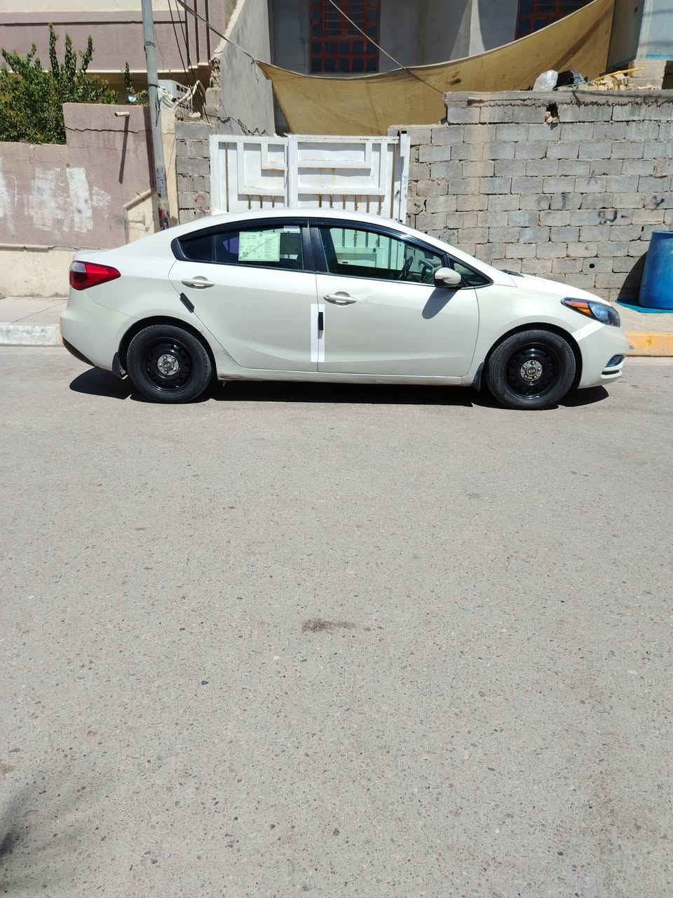 السلام عليكم  / للبيع كيا فورتي وارد امريكي موديل  2015 رقم بغداد الجديد محرك  1800 دووش تبديل قطعة واحدة فقط جاملغ امامي بدون دواخل شواصي ولغود كفاله تكم  كفاله حوض وتكم كفاله بيها صبغ مكانات ابيعلك احزام  بدون دواخل  سنويه لغاية ال 28  تحويل مباشر مكان السياره الانبار فلوجه الاتصال ع الارقام  ***********  *********** السعر  85  وبيها مجال للشراي تجي تشوف وتدلل للبيع فقط يعني مااراوس

