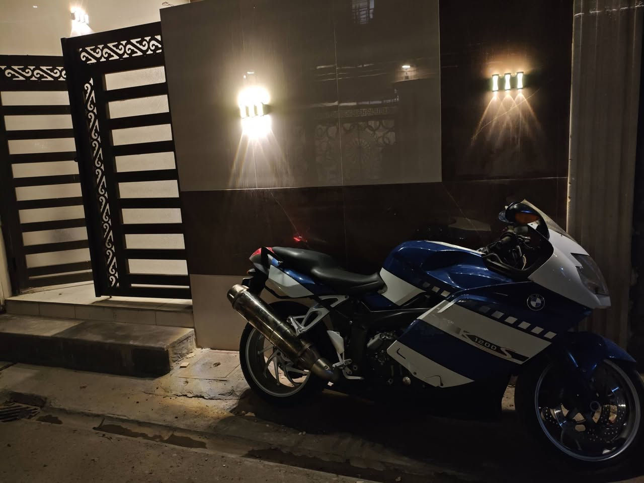 السلام عليكم bmw k1200s للبيع 2008
الدراجه كلشي ما ناقصها غير كلتشات وتبديل باتري 
للبيع ب 35 ومجالها كلش بسيط او مراوس حسب القناعه 
التواصل ***********
بي واتساب
