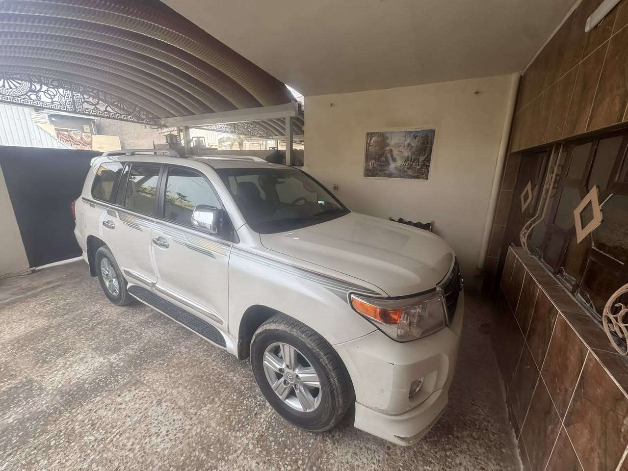 السلام عليكم للبيع لاندكروز 2014 ساز اصلي رقم بغداد ب اسمي مكينة 6 سلندر م
🛑السعر 330🛑 

سيارة مكفولة من الصبغ و الفتح و التبديل
عده صبغ شبرين فقط اثر رصعه ومكانين بارد 

مواصفات السيارة بصمة فتحة كشنات جلد كهرباء الامامي كشن سايق 3 دكم ثلاجة حساسات امامية خلفية جانبية مري قلاب مري شفط كامرة خلفية 7 راكب 3 قطع تبريد 8 ايرباك فورويل وياها بصمات عدد اثنين وباقي المواصفات المعروفة 

مكان السيارة بغداد 

رقم الهاتف ***********
