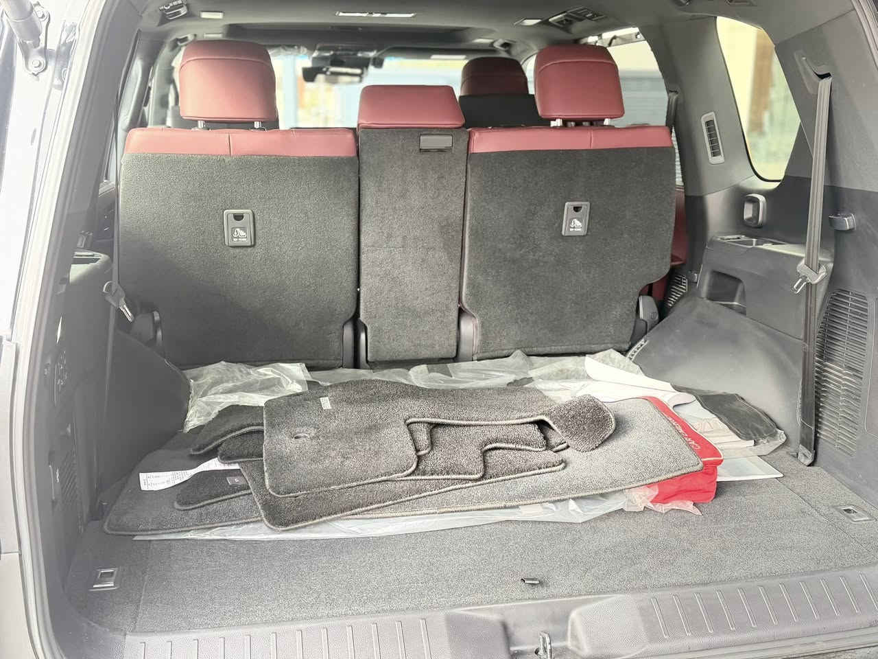 سلام عليكم2023 LX 600 ماشية 15,000 km سيارة بريمي درجة١ 25 سماعة سيارة مكفولة صفر صفر مابي مولاحزة***********
