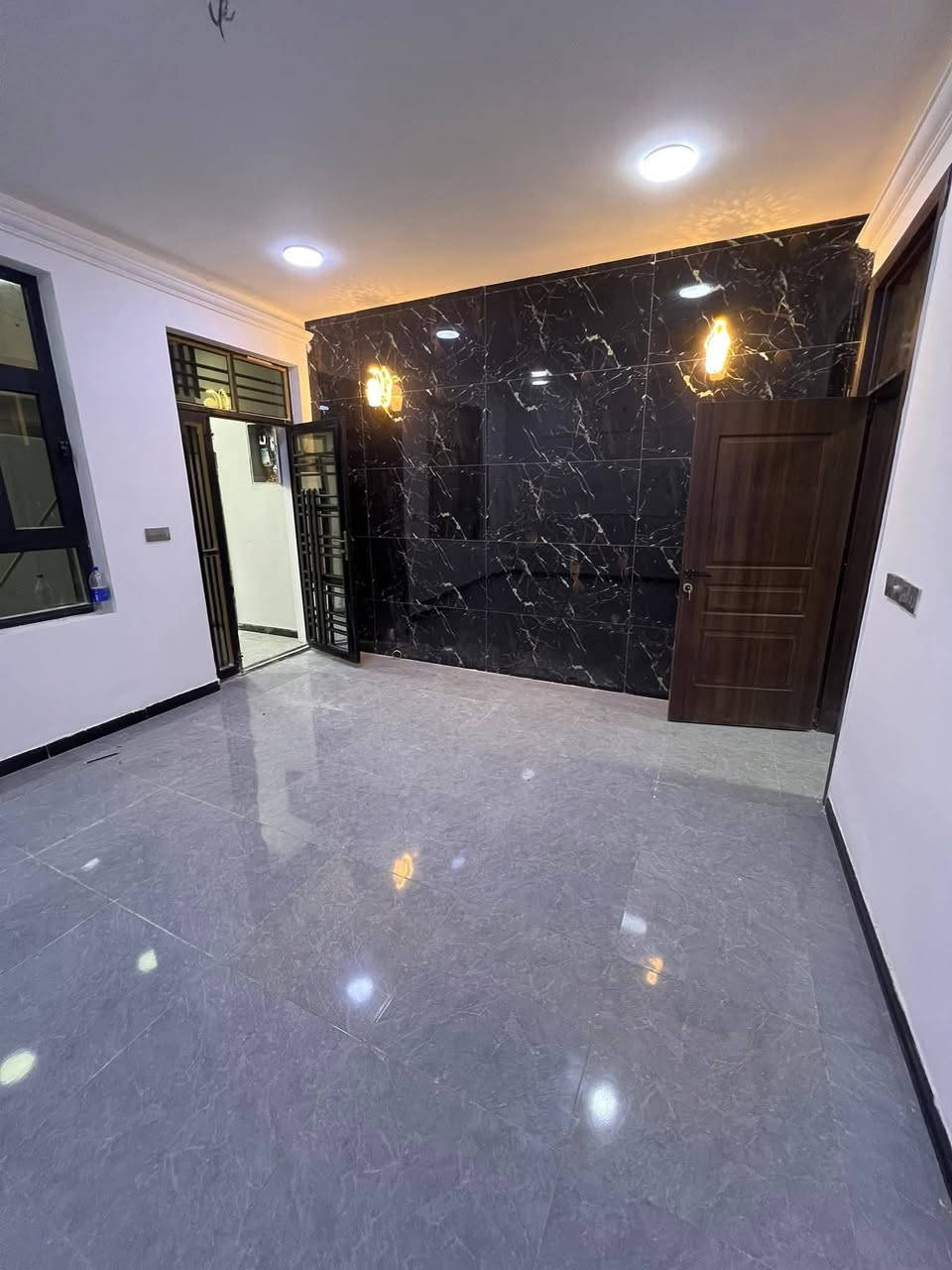 السلام عليكم
🏠#الدارللبيع 80متر واجهيه 5متر نزال 16متر

 طابقين وبيتونه  بناء حديث وتصميم متكامل✨️

 يحتوي البيت. ع[3غرف نوم -استقبال -صحيات عدد2- ومطبخ] البيت شغل درجة اولى✨️

⬅️ مع الخدمات[ماي-كهرباء- تبليط ]✨️

⬅️نوع العقار  طابو زراعي سند 25 اقرار محكمه 

⬅️العنوان #بغداد_الدوره_البوعيثه   
       مجمع العدل الاول 

🔶️السعر جدا مناسب
 
🔴للاستفسار  خاص او الاتصال ع  الرقم 

☎️***********

☎️***********
