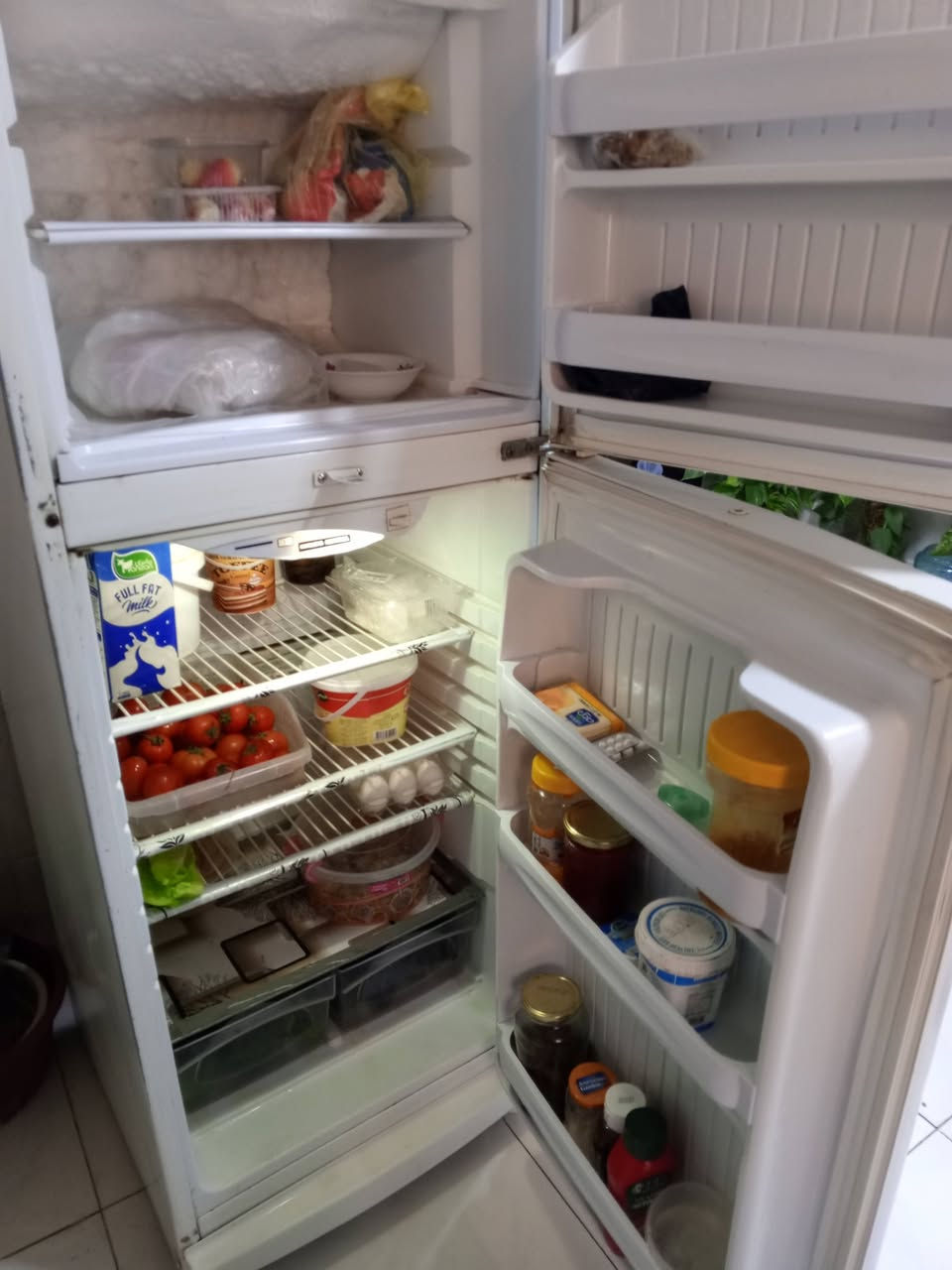 مجمدة نظيفة تجميد زين للبيع سعر 60 
وثلاجة كونكورد نظيفة  سعر 150
بيهن مجال بسيط 
المكان  / بغداد الشعب 
تواصل واتساب على الرقم ***********
