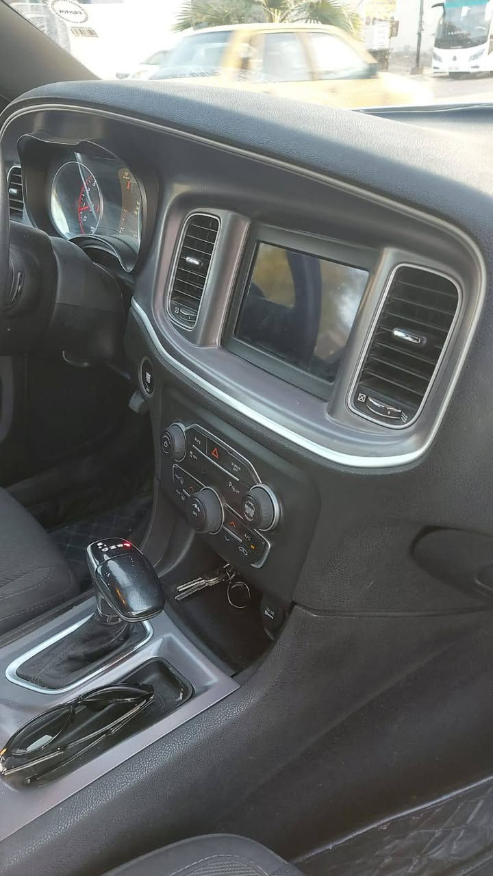 السلام عليكم ورحمة الله وبركاته للبيع جارجر ١٩ وارد كندي كلين بيه بارد قليل جاملغ السايق ماشيه ١٥٠ الف كيلو استخدام شخصي نقصها تبريد وصدر امامي فقط
سنويه وهزه جديده تريد تحويل تريد وكاله
السعر ٢٥٥ ورقه مع مجال بسيط
للاستفسار ***********
