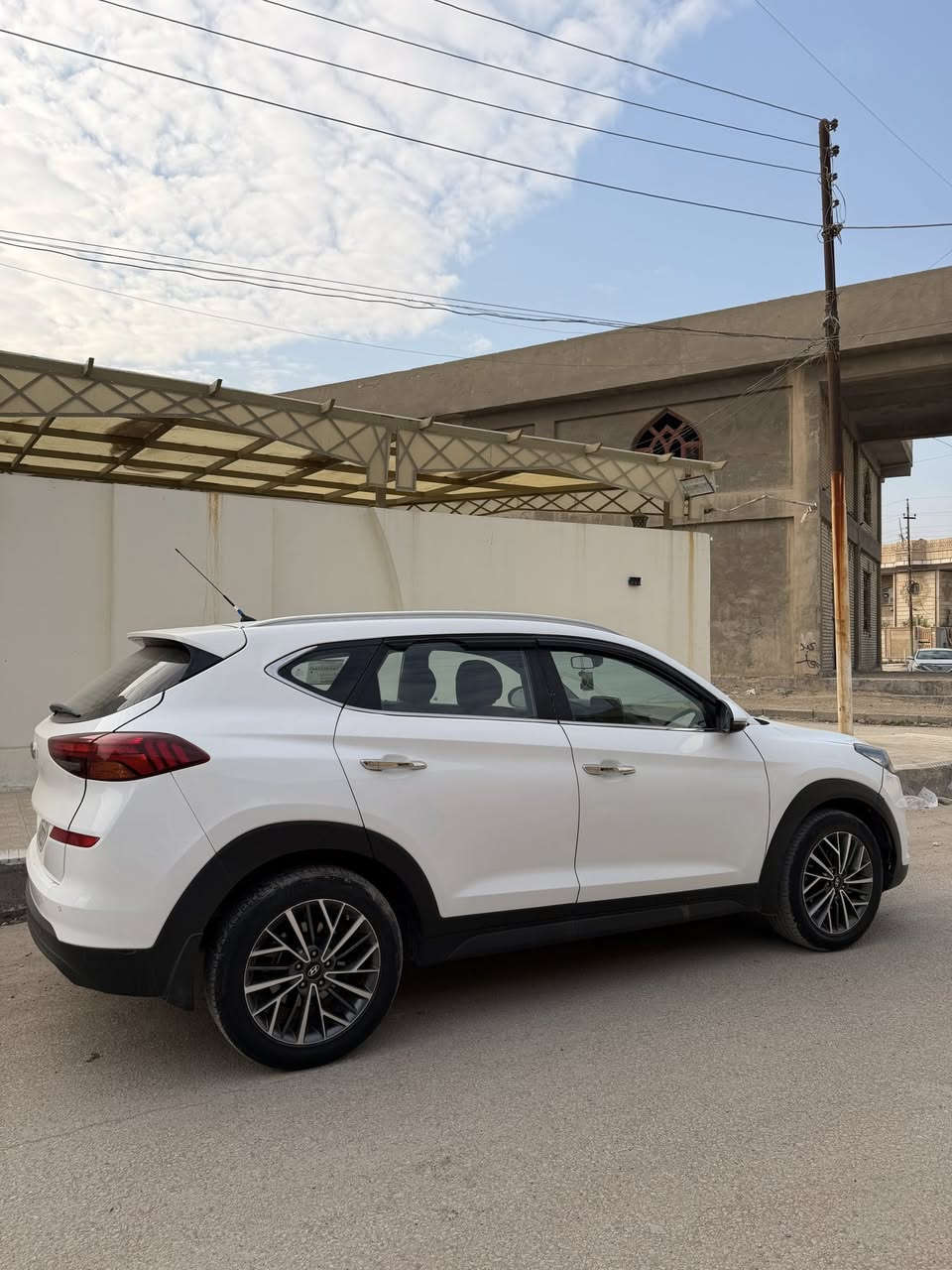 اللهم صلي على محمد وال محمد
للبيع فقط/ توسان 2019 خليجي وكالة الكاصد فول مواصفات
عدد المسافه / 95 الف كيلو متر 
المواصفات / بصمة تشغيل وابواب + خمس عدسات متحركه + شاشه كبيره تاب + كامره دواره + كشنات جلد وكهرباء + تبريد قطعتين + اشارة مري وترحيب يدات وكروم + بكلايت لد وبعد بيها مواصفات هواي معروفه حجم المحرك 2.0 دوش 
السياره بيها صبغ بل عراق باب وجاملغ ونص بنيد السونار موضح
السياره رقم بغداد بسمي تحويل مباشر سنوية جديده وهزه جديده السياره جاهزه من كلشي عليها تخم تاير جديد وصدر جديد وعليها ادامه كامله من كلشي 
السعر 169 وبيها مجال بسيط  *********** 
مكاني بابل الهاشميه ومن الله التوفيق
