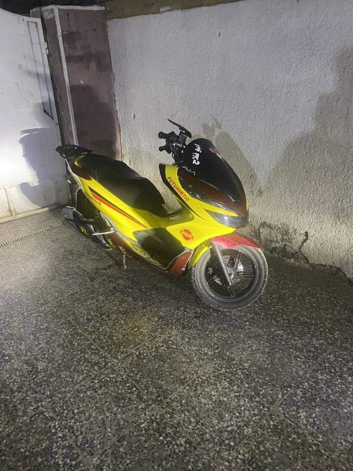 السلام عليكم
دراجة بي سي اكس جيل ثالث كوري ماشية ٢٣ مكفولة كفالة عامة دراجة مرتبة وصارف عليها هواي والله 

قبق راديتر تزويد 
واقية صالنصة تزويد 
مري شبح
قبق شوت
قطرة دهن 
دوسات تزويد 
موشمة كاربون احمر 
وبعد هواي شغلات 
سعرها ١٦ ورقة وبيها مجال للطيبين. بغداد الشعب
  ***********
