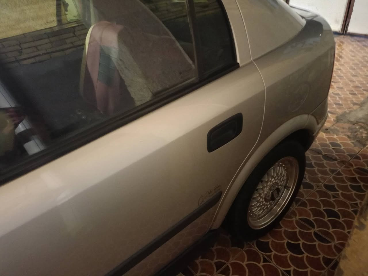 السلام عليكم الرجاء قراءة المنشور ..
اوبل استرا 2002 رقم بغداد باسمي .
السيارة كفاله عامه من الضربه والتبديل بيه بارد بسيط ناشر صورته بالجاملغ الخلفي عكس السائق وبيه جرد بالقماره والبنيد  تخم ويل كب رياضي وتاير جديد صدر أمامي ودبلات خلفيه جديد.
استيرن متحرك .
بوكس تبريد مال حاويه اخذته من ياسين أبو علي كامل هو والتدفئه تبريد ثلاجه.
السيارة بيها خيط بخار روايته للفيتر كال لاستيك ولف بس من اشتغل يطلع دخان من امشي يكطع.
بيها عينه وصينيه بيه رجفه بالتحريكه 
انطيك عينه وصينيه وياها مال حاويه
بيها دجه محرك دايسه انطيك تخم دجات اشتريتهن الهه.
مكان السيارة ديوانيه قضاء عفك سعر 63 ...وبيه مجال
***********
اقسم بالله البيع بسبب البناء السياره جانيها وبالعافيه عالياخذها والسونار مرفق بالمنشور
