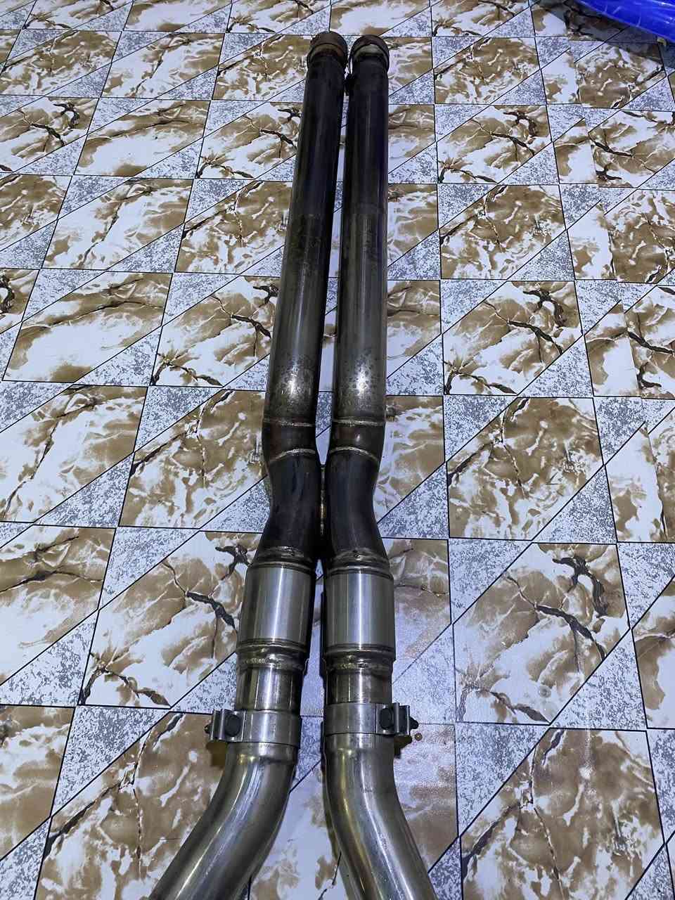 سلام عليكم 
اخوان كزوز كورسا بلت امريكي 
كزوز من النوادر صوت مرعب 
علي بوابات 
كله قفايص ماكو شي اسمه لحيم جيب وشد قفيص
مكاني بصره 
***********
